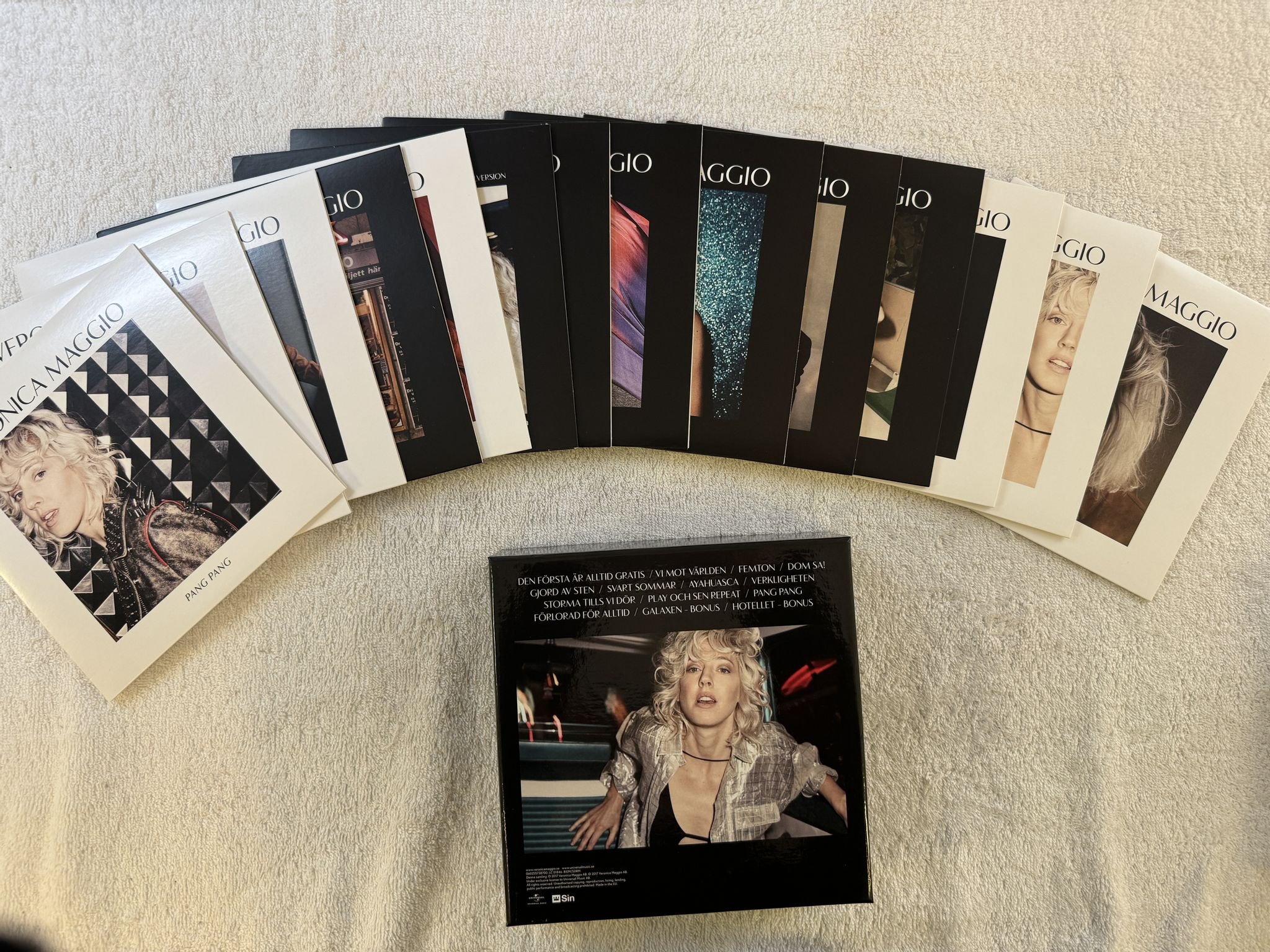 Omslagsbild för skivan VERONICA MAGGIO Den Första Är Alltid Gratis 14x7"single 2017 *** Signed ***