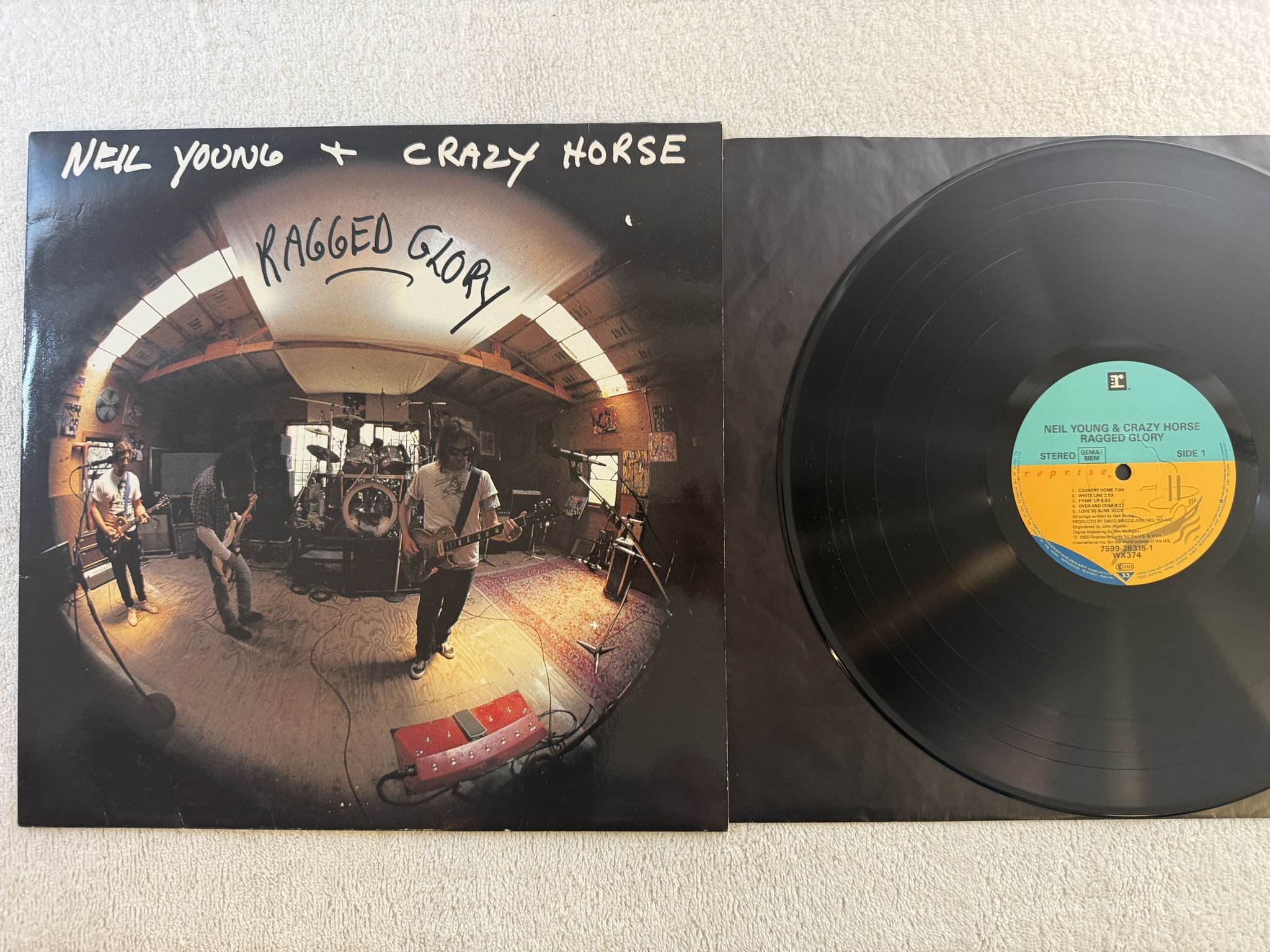 Omslagsbild för skivan NEIL YOUNG & CRAZY HORSE Ragged Glory LP -90 Ger GEFFEN 7599-26315-1