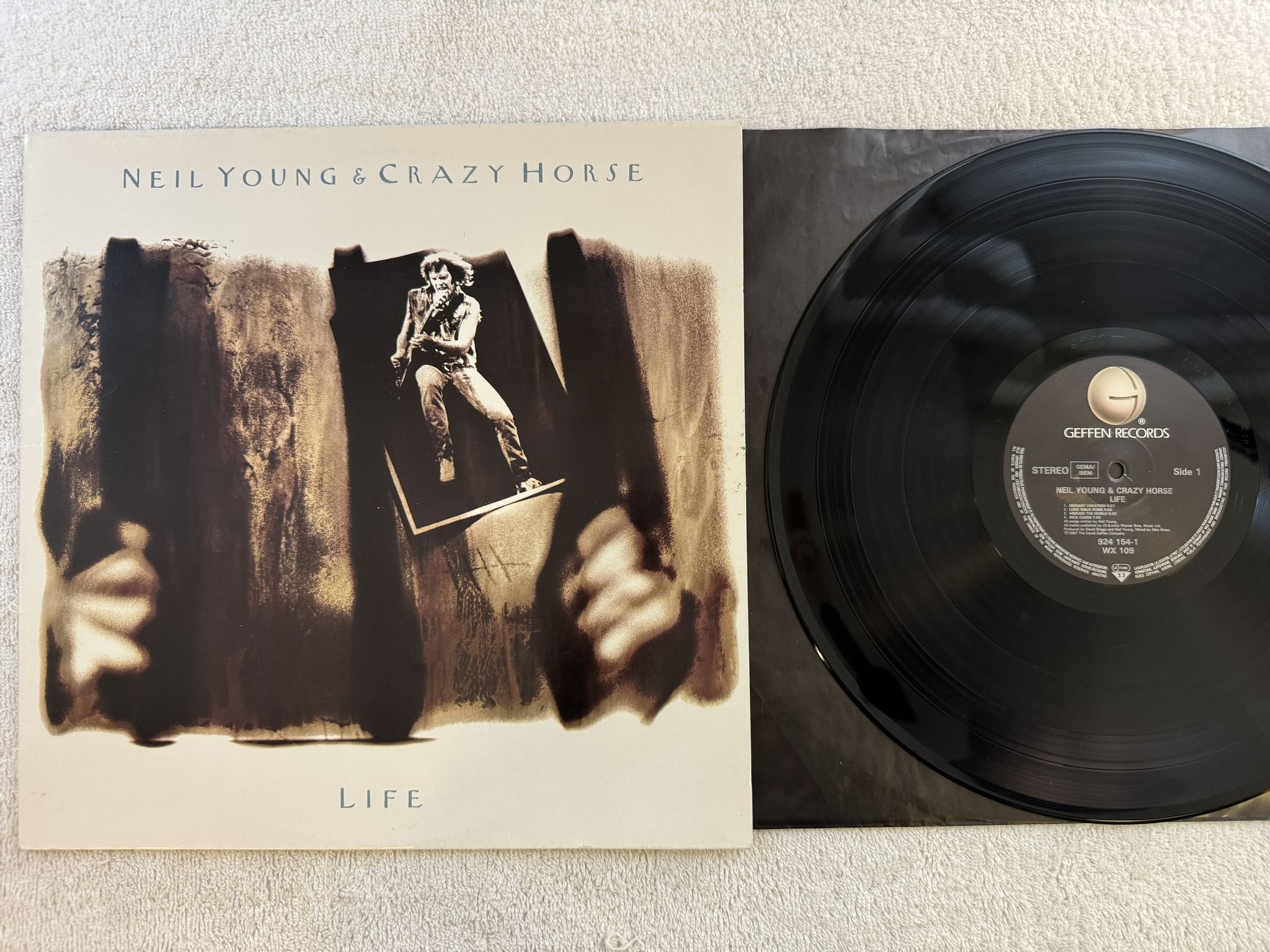Omslagsbild för skivan NEIL YOUNG & CRAZY HORSE life LP -87 Ger GEFFEN 924154-1