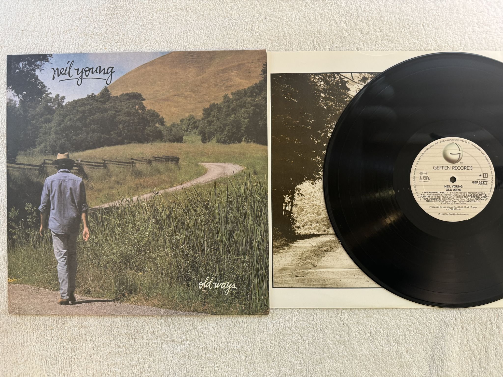 Omslagsbild för skivan NEIL YOUNG old ways LP -85 Ger GEFFEN GEF 26377