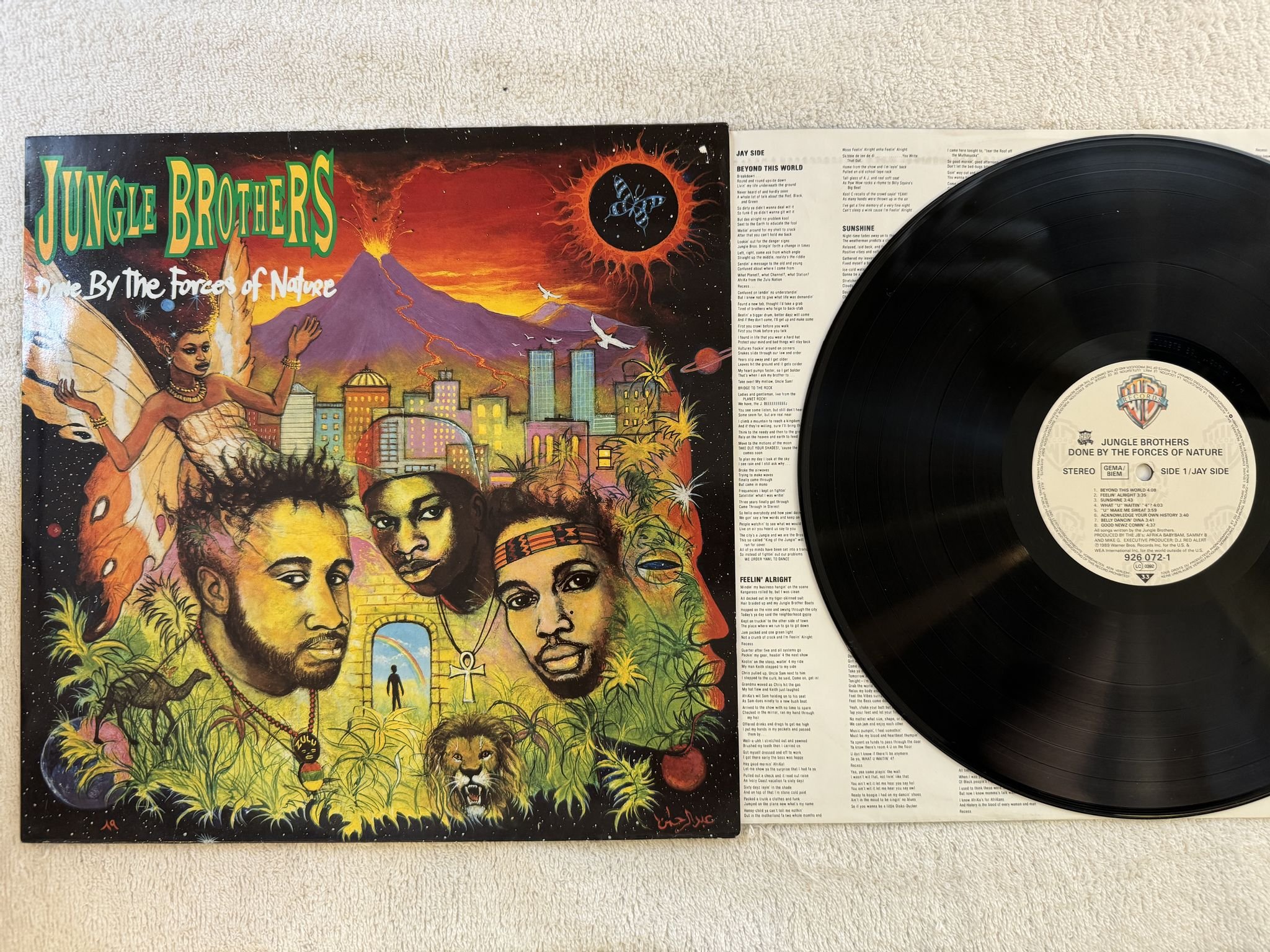 Omslagsbild för skivan JUNGLE BROTHERS done by the forces of nature LP -89 Ger WARNER BROS 926072-1