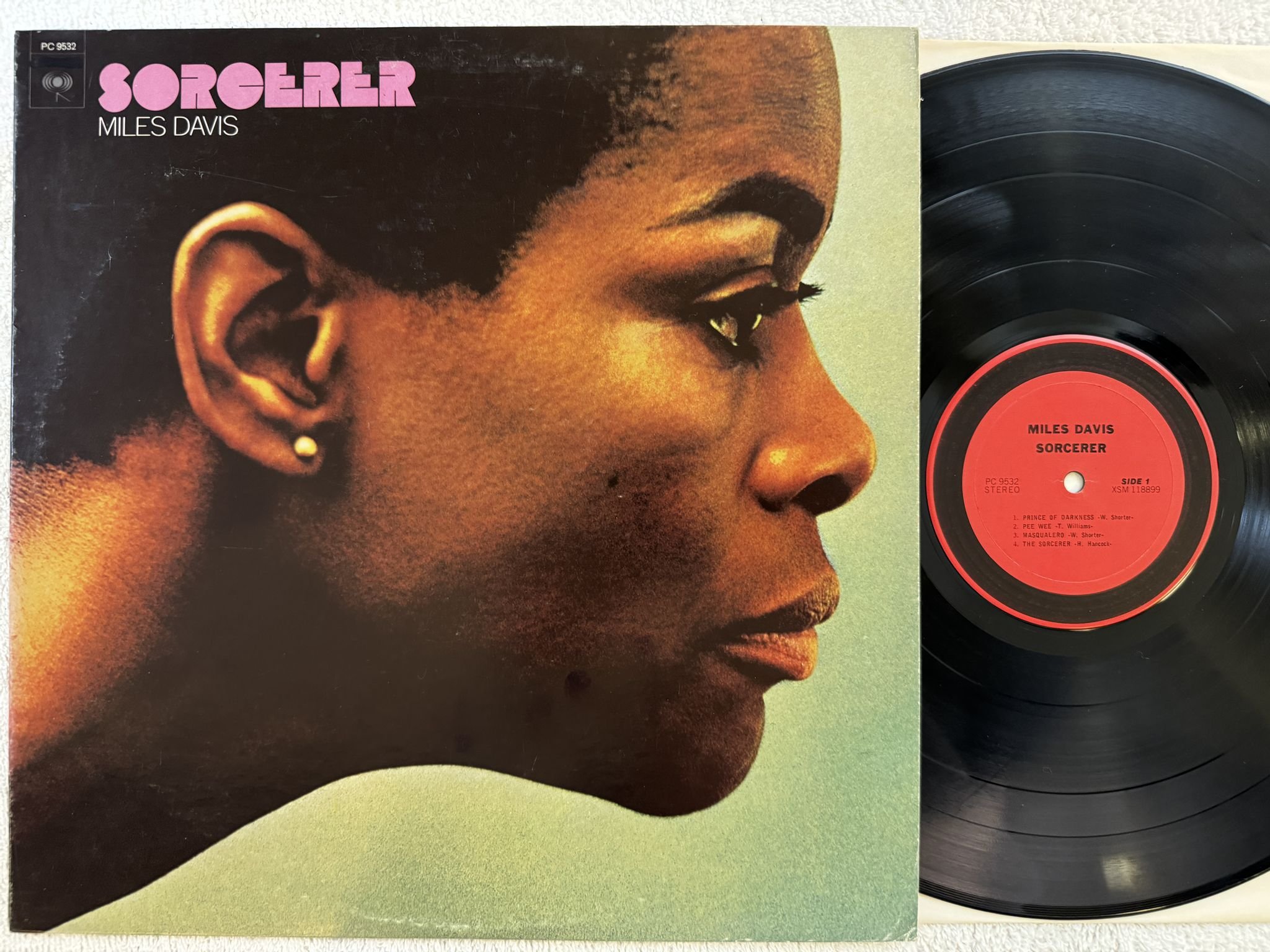 Omslagsbild för skivan MILES DAVIS sorcerer LP US COLUMBIA PC 9532