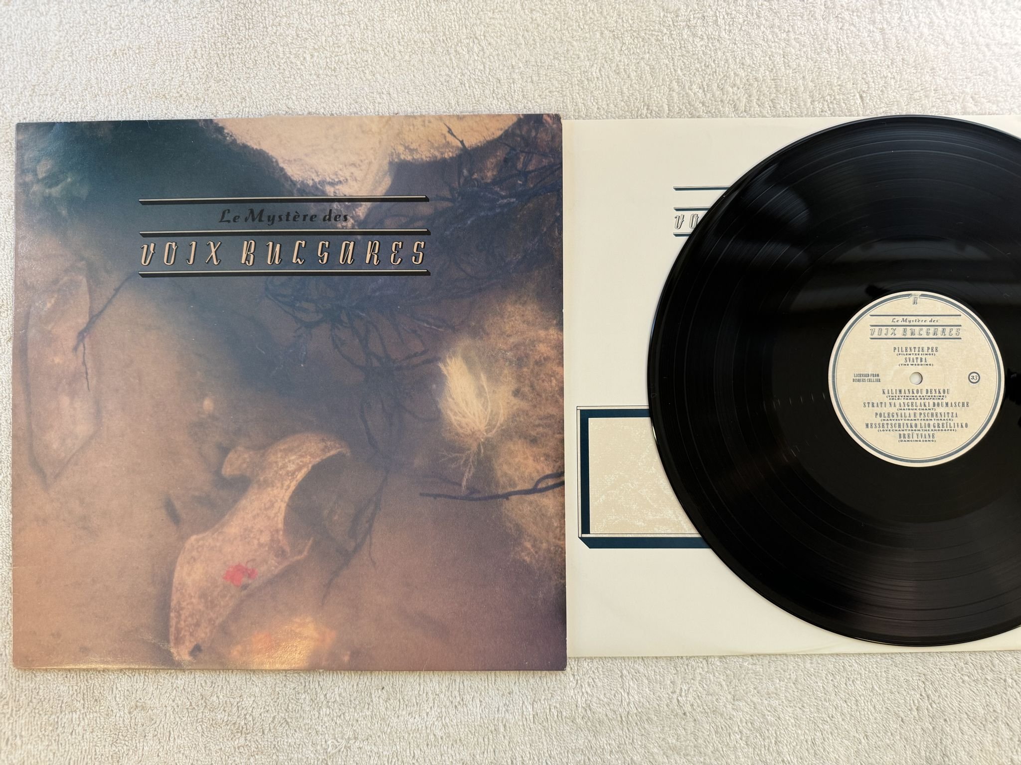 Omslagsbild för skivan Le Mystère Des Voix Bulgares s/t LP -86 re UK 4AD CAD 603