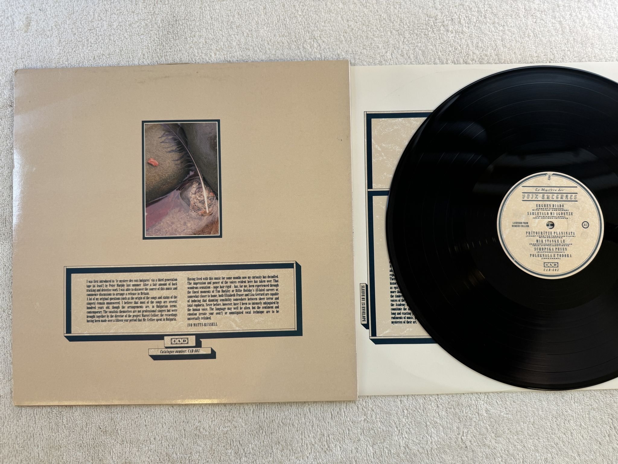 Omslagsbild för skivan Le Mystère Des Voix Bulgares s/t LP -86 re UK 4AD CAD 603