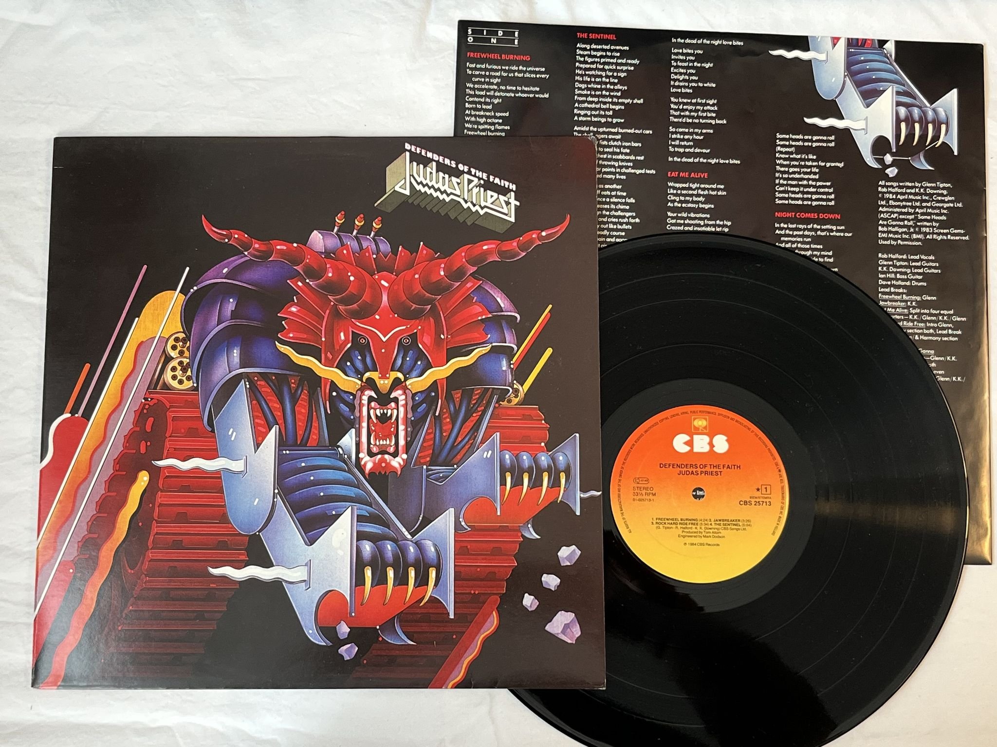 Omslagsbild för skivan JUDAS PRIEST Defenders Of The Faith LP -84 CBS 25713