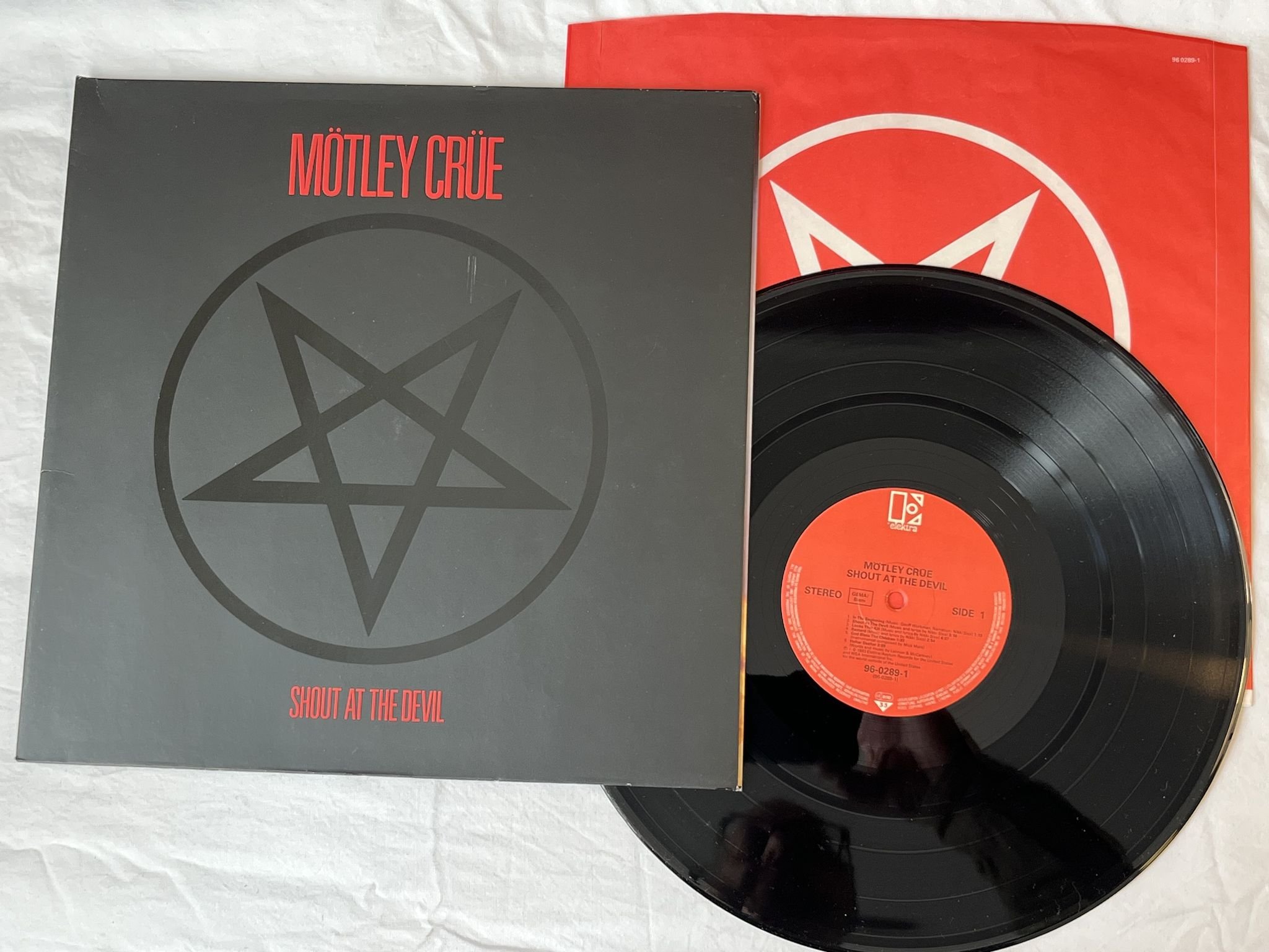 Omslagsbild för skivan MÖTLEY CRÜE shout at the devil LP -83 Ger ELEKTRA 96-0289-1