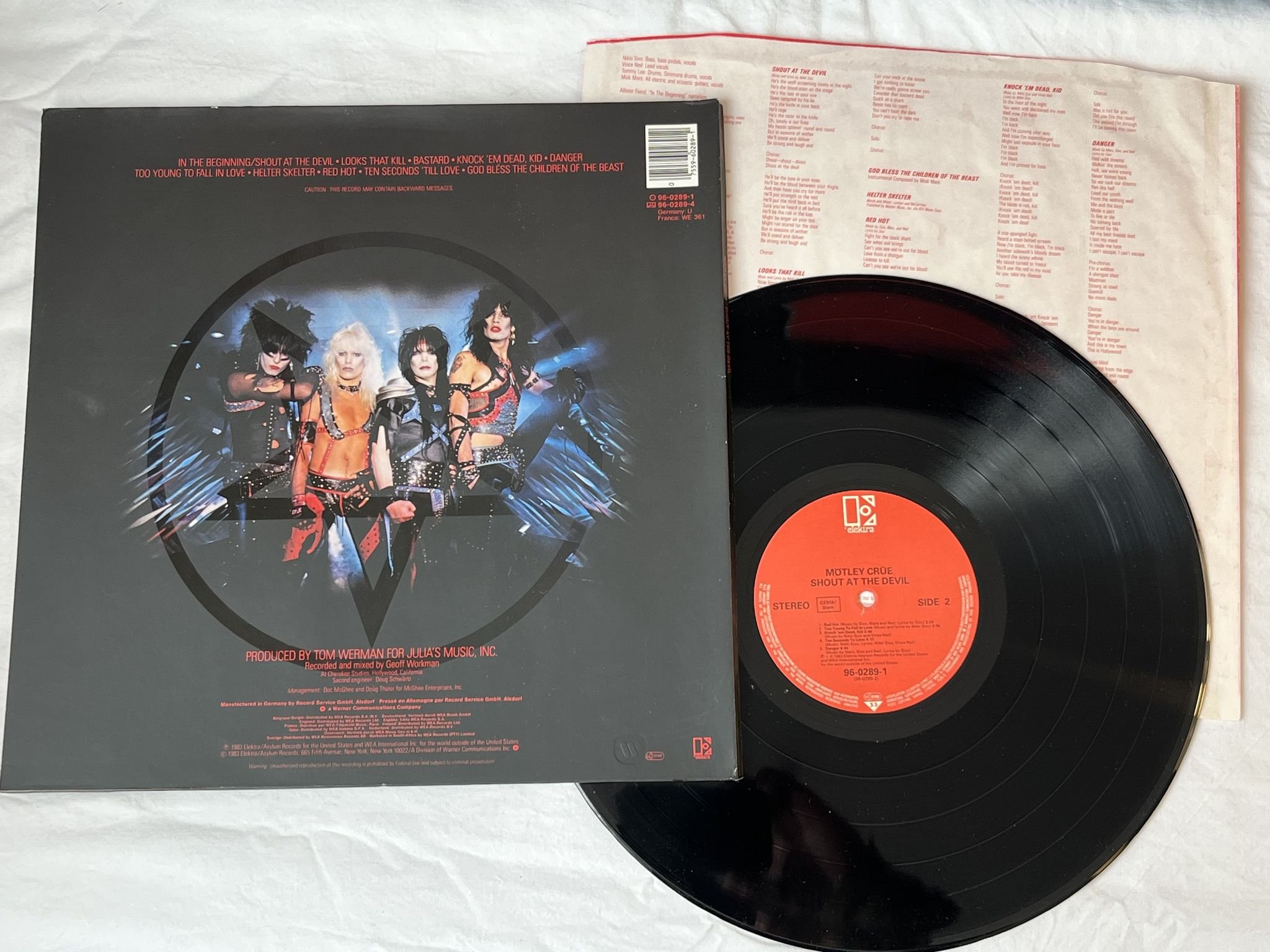 Omslagsbild för skivan MÖTLEY CRÜE shout at the devil LP -83 Ger ELEKTRA 96-0289-1