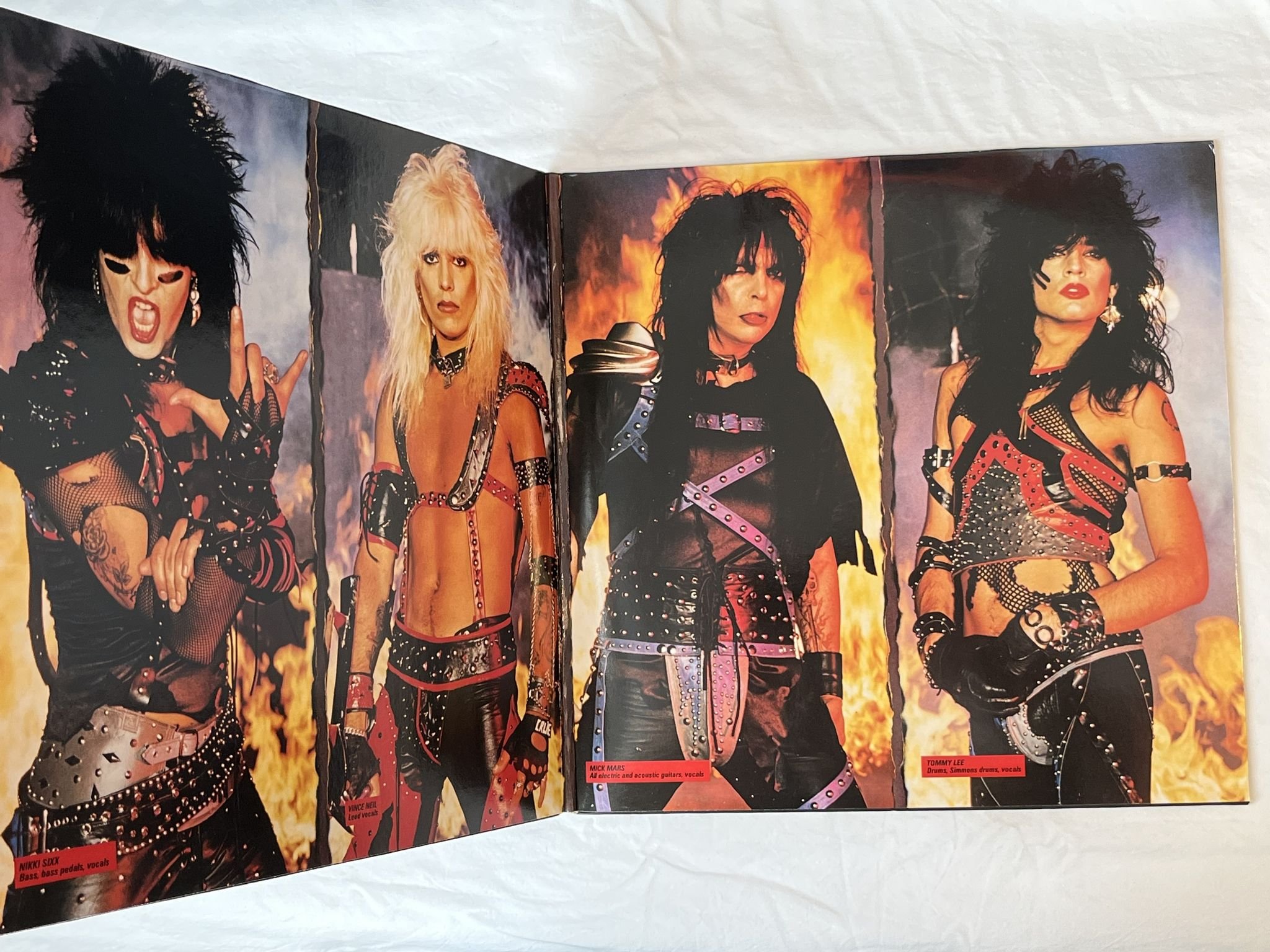 Omslagsbild för skivan MÖTLEY CRÜE shout at the devil LP -83 Ger ELEKTRA 96-0289-1