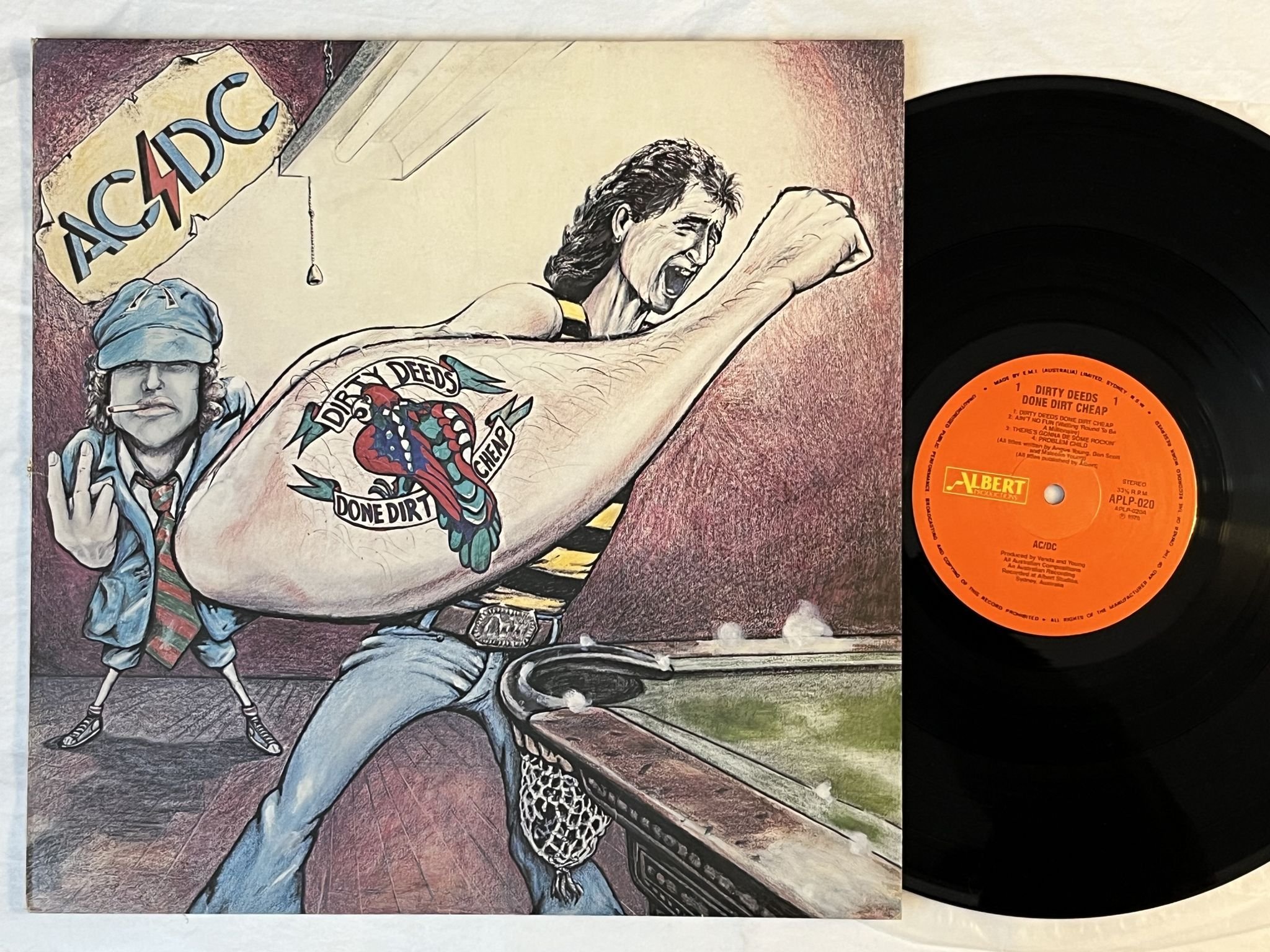 Omslagsbild för skivan AC/DC Dirty Deeds Done Dirt Cheap LP -83 Australia ALBERT APLP-020