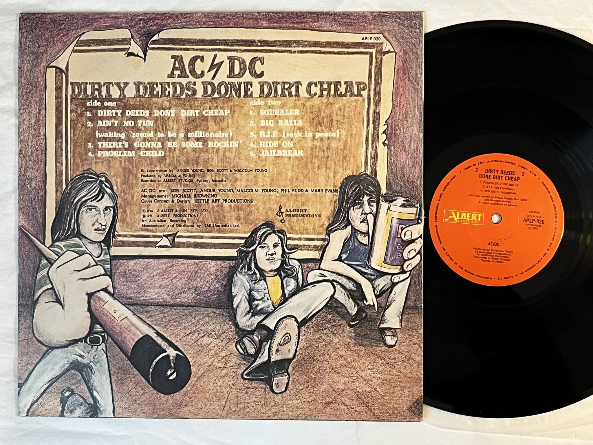 Omslagsbild för skivan AC/DC Dirty Deeds Done Dirt Cheap LP -83 Australia ALBERT APLP-020