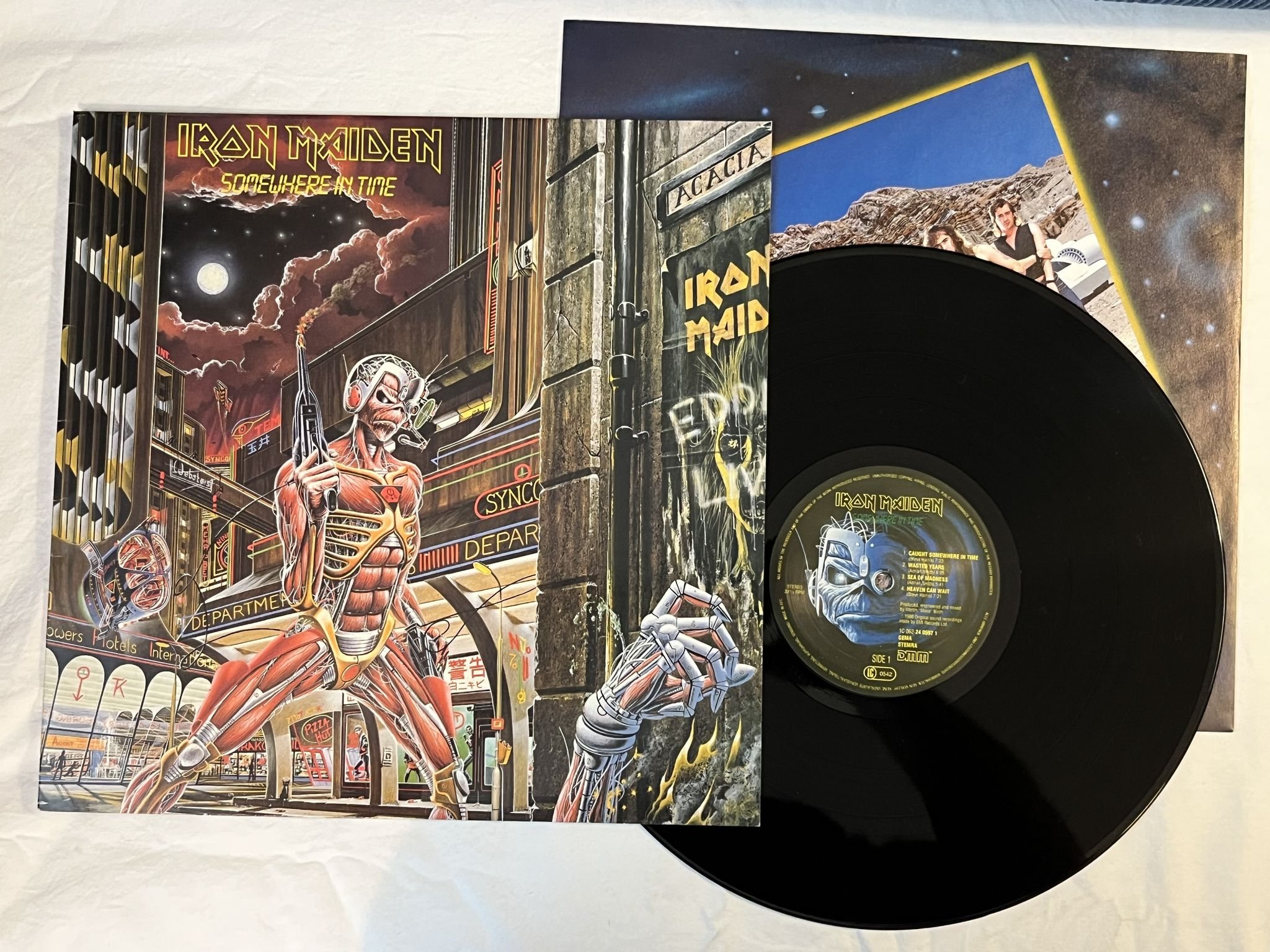 Omslagsbild för skivan IRON MAIDEN somewhere in time LP -86 Hol EMI 1C 062 2405971 DMM