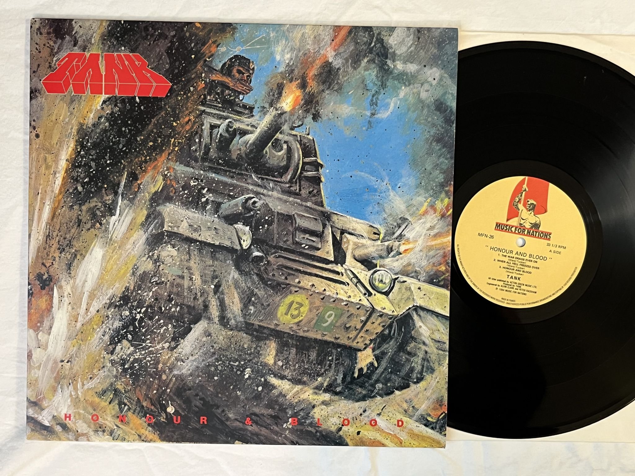 Omslagsbild för skivan TANK Honour And Blood LP -84 UK MUSIC FOR NATIONS MFN - 26