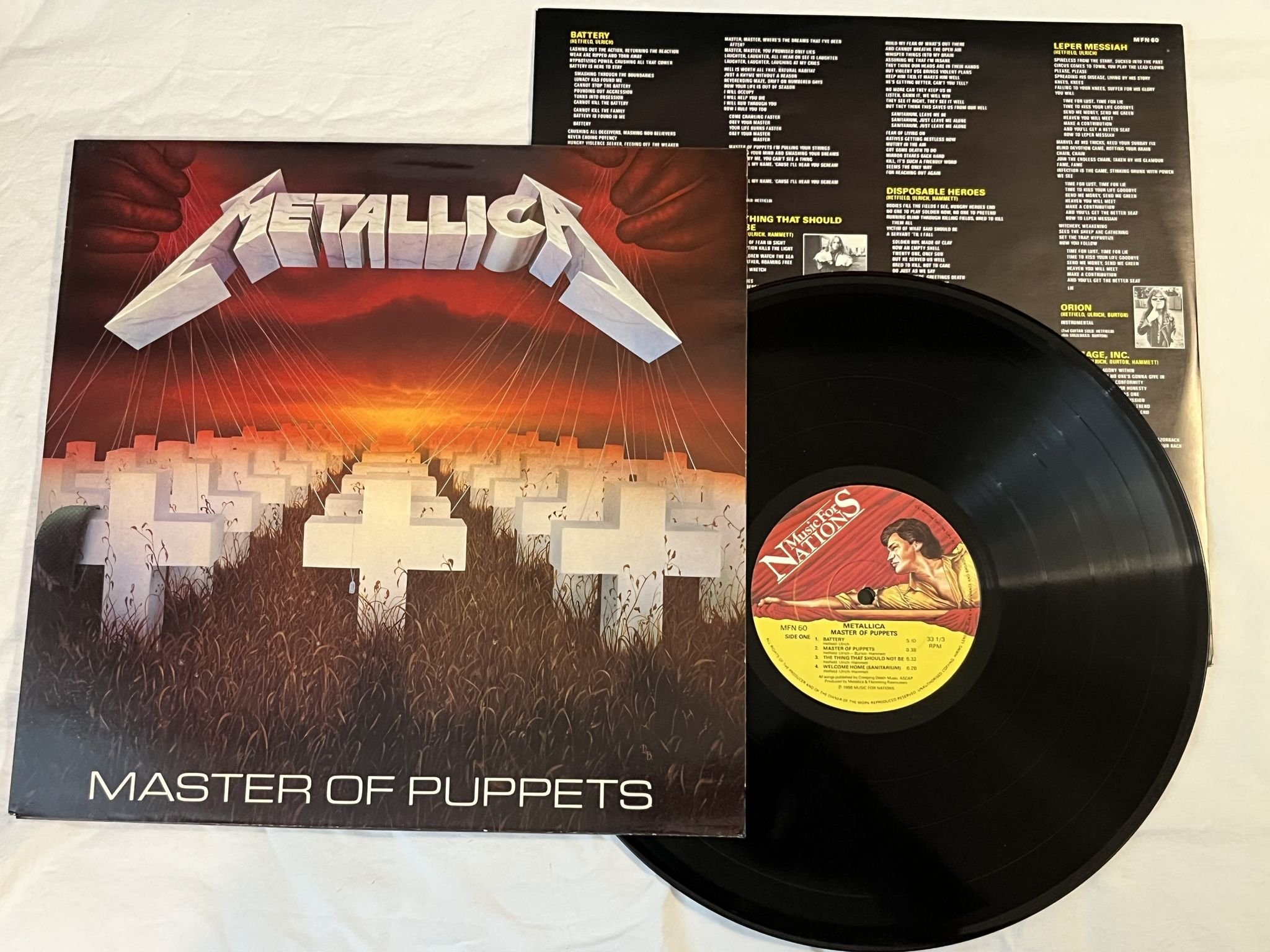 Omslagsbild för skivan METALLICA master of puppets LP -86 UK MUSIC FOR NATIONS 12 KUT 112
