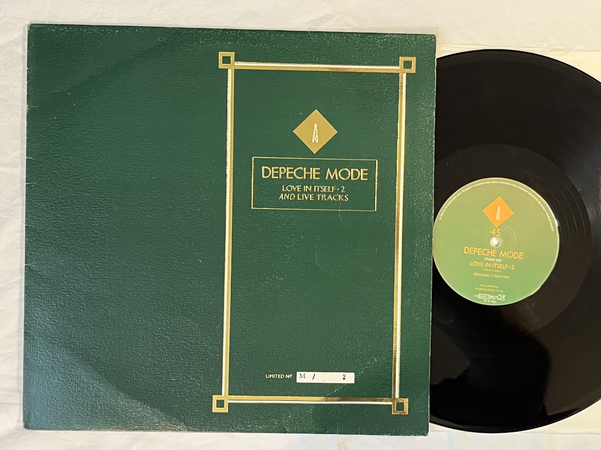 Omslagsbild för skivan DEPECHE MODE love in itself * 2 12" -83 UK MUTE L12 BONG 4 *** LOW NUMBER ***