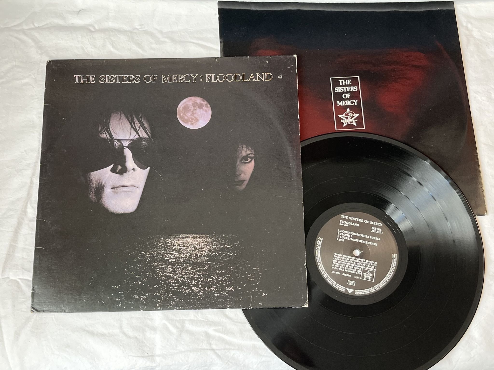 Omslagsbild för skivan THE SISTERS OF MERCY floodland LP -87 MERCIFUL MR441L *** NUMBERED #1206 ***