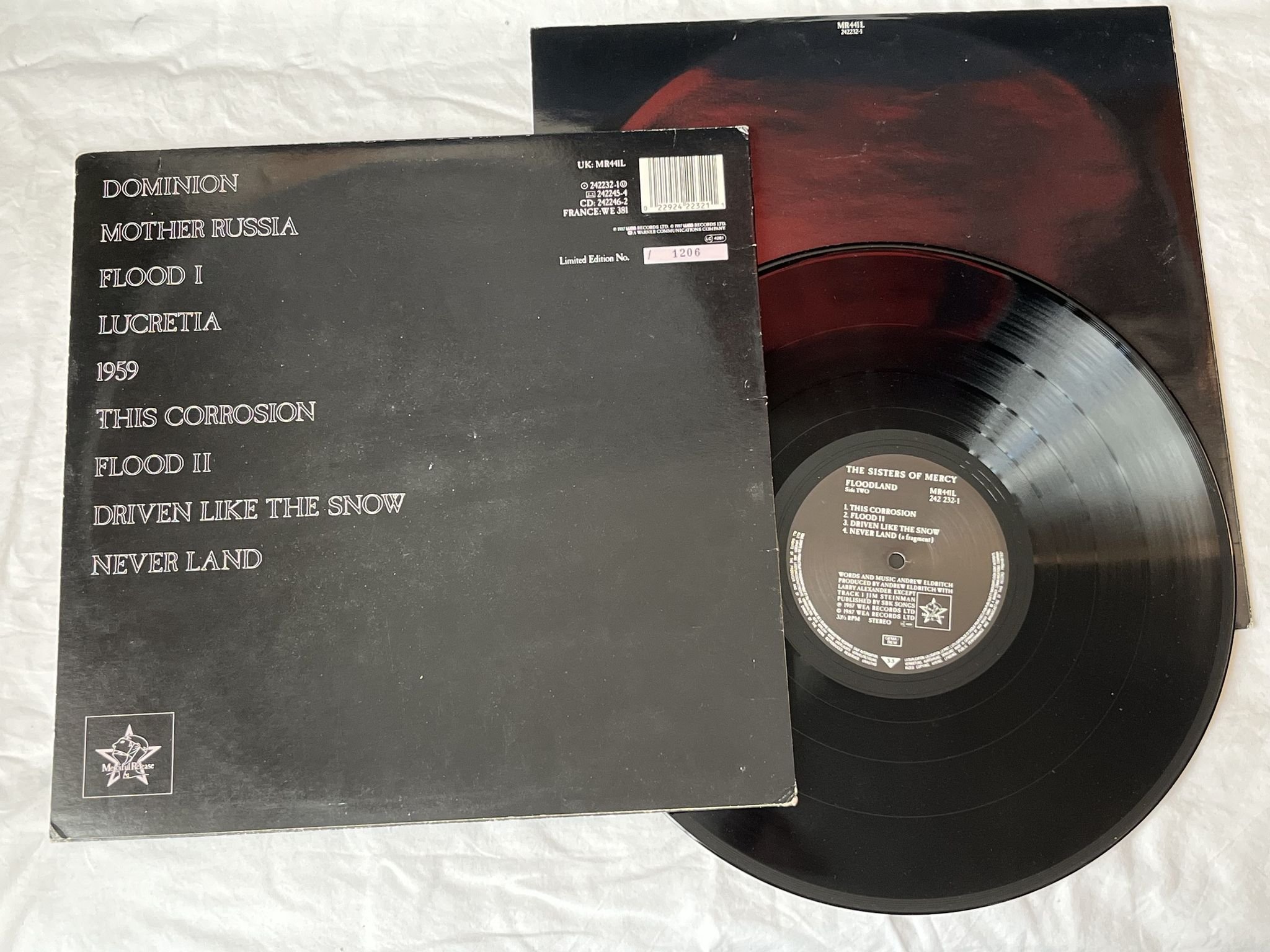 Omslagsbild för skivan THE SISTERS OF MERCY floodland LP -87 MERCIFUL MR441L *** NUMBERED #1206 ***