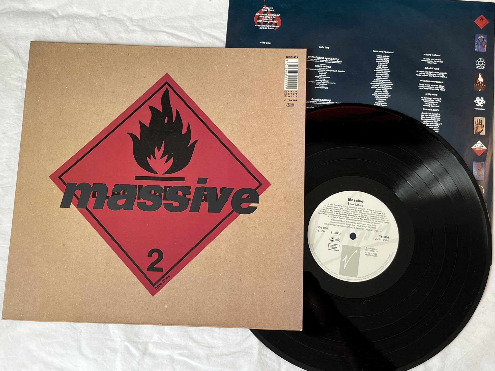Omslagsbild för skivan MASSIVE blue lines LP -91 VIRGIN 211 316 *** CLASSIC ***