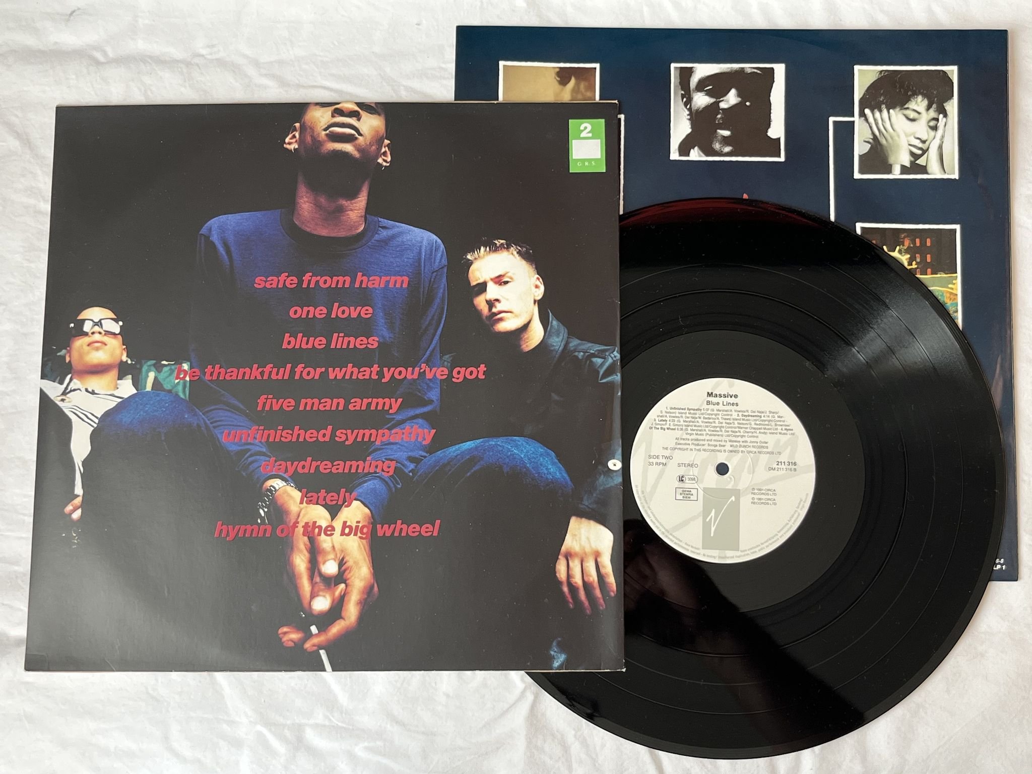 Omslagsbild för skivan MASSIVE blue lines LP -91 VIRGIN 211 316 *** CLASSIC ***