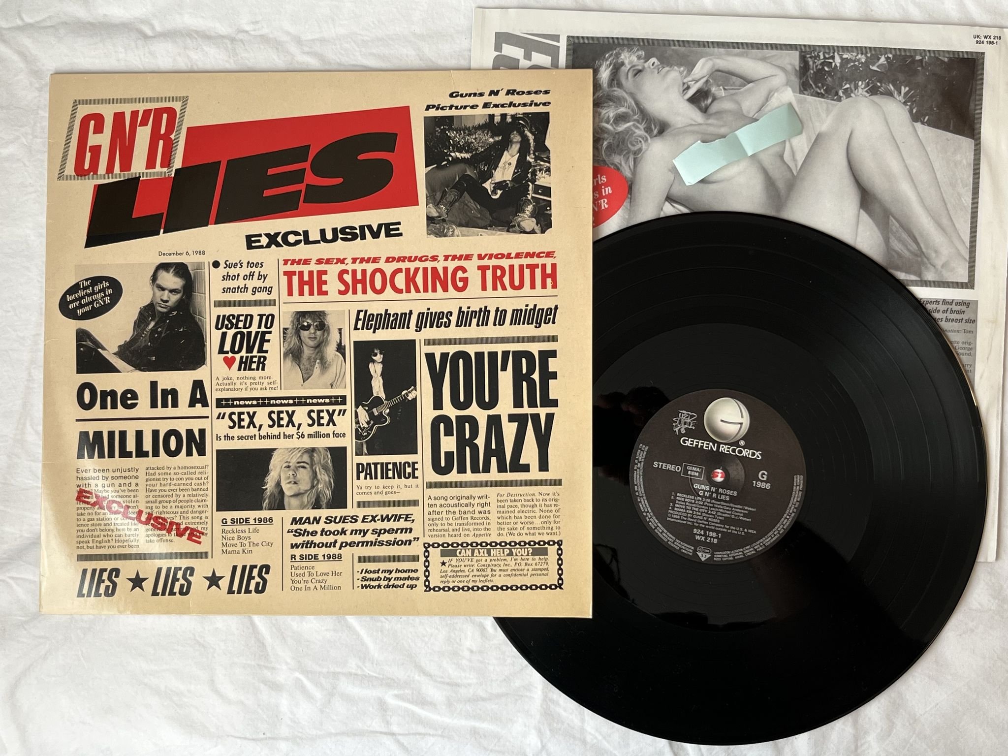 Omslagsbild för skivan GUNS N ROSES G N' R Lies LP -88 Ger GEFFEN 924 198-1 ** Uncencored inner ***