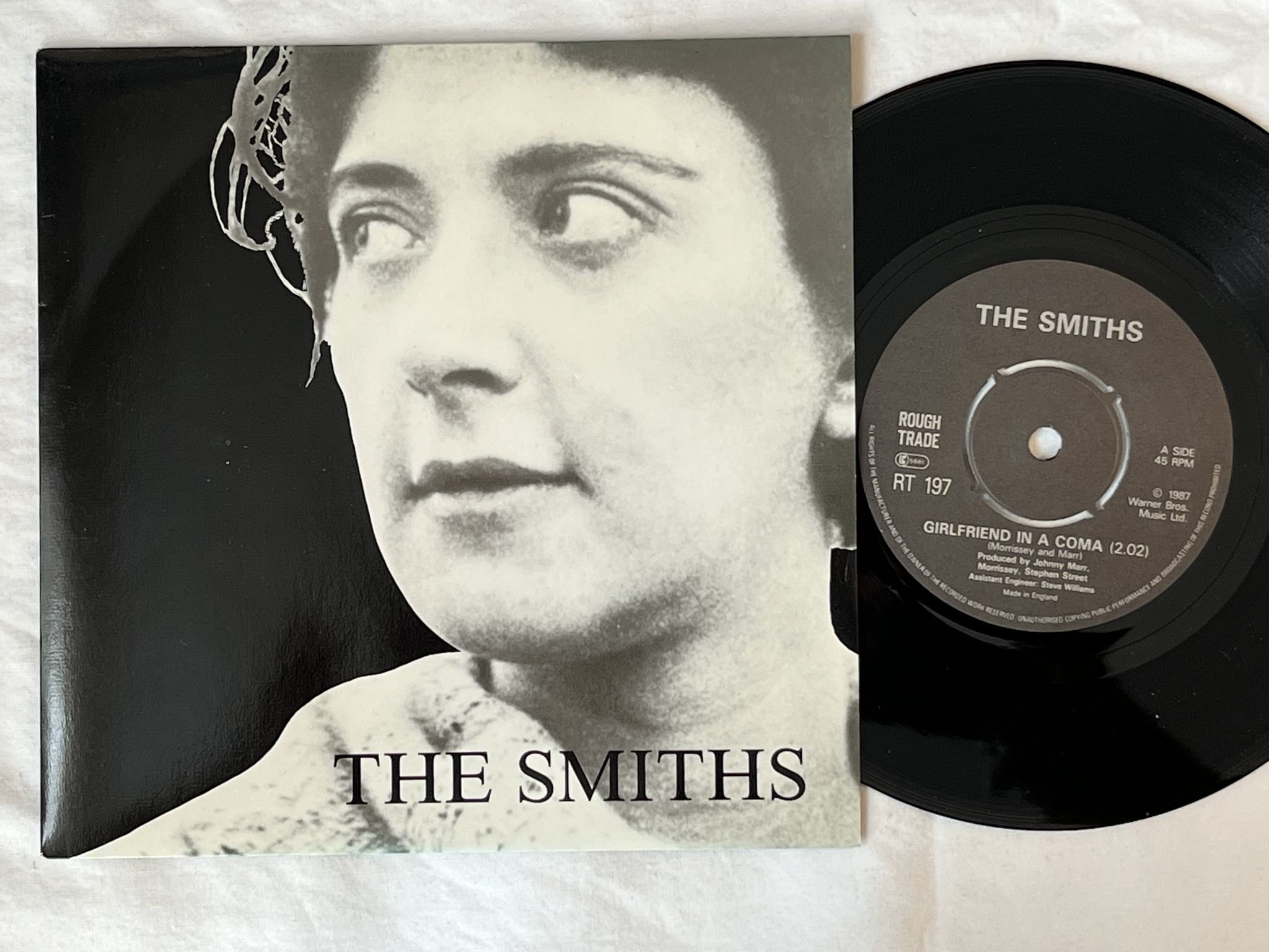 Omslagsbild för skivan THE SMITHS Girlfriend In A Coma 7" -87 ROUGH TRADE RT 197