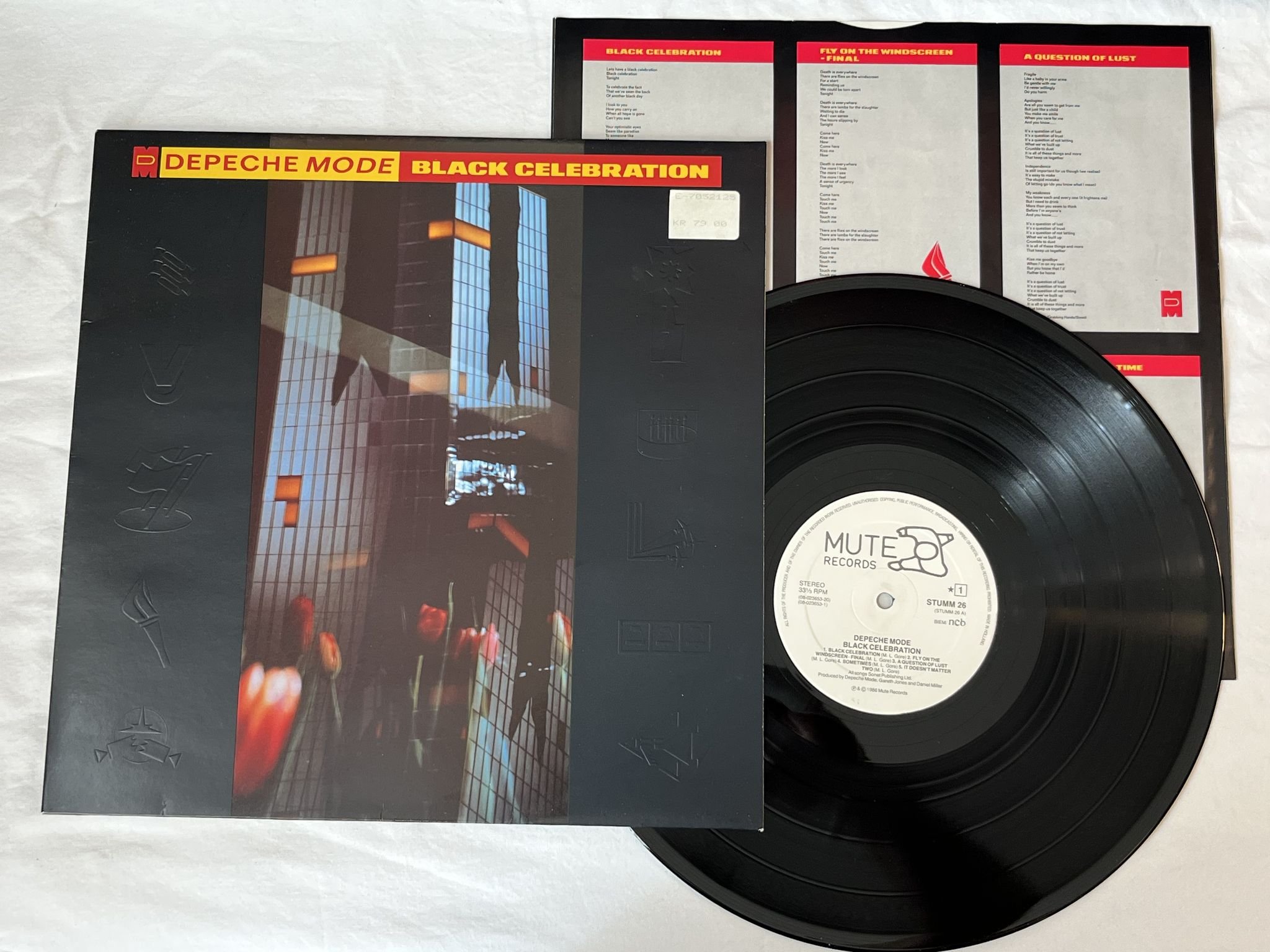 Omslagsbild för skivan DEPECHE MODE black celebration LP -86 ncb MUTE STUMM 26