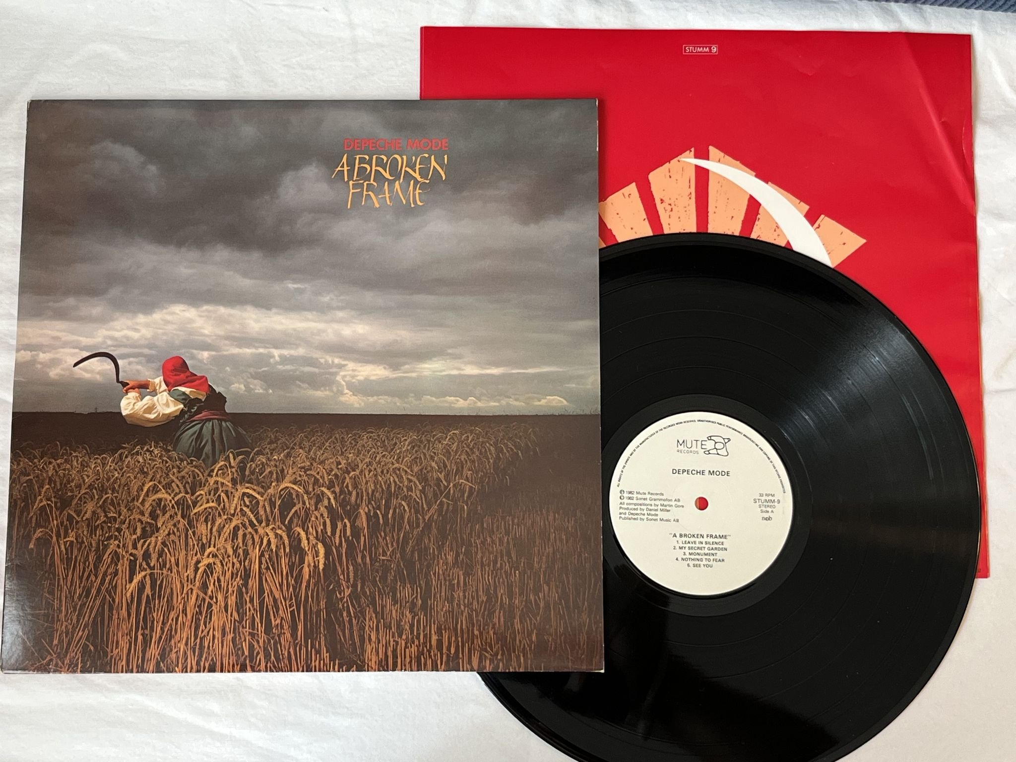 Omslagsbild för skivan DEPECHE MODE a broke frame LP -82 ncb MUTE STUMM 9