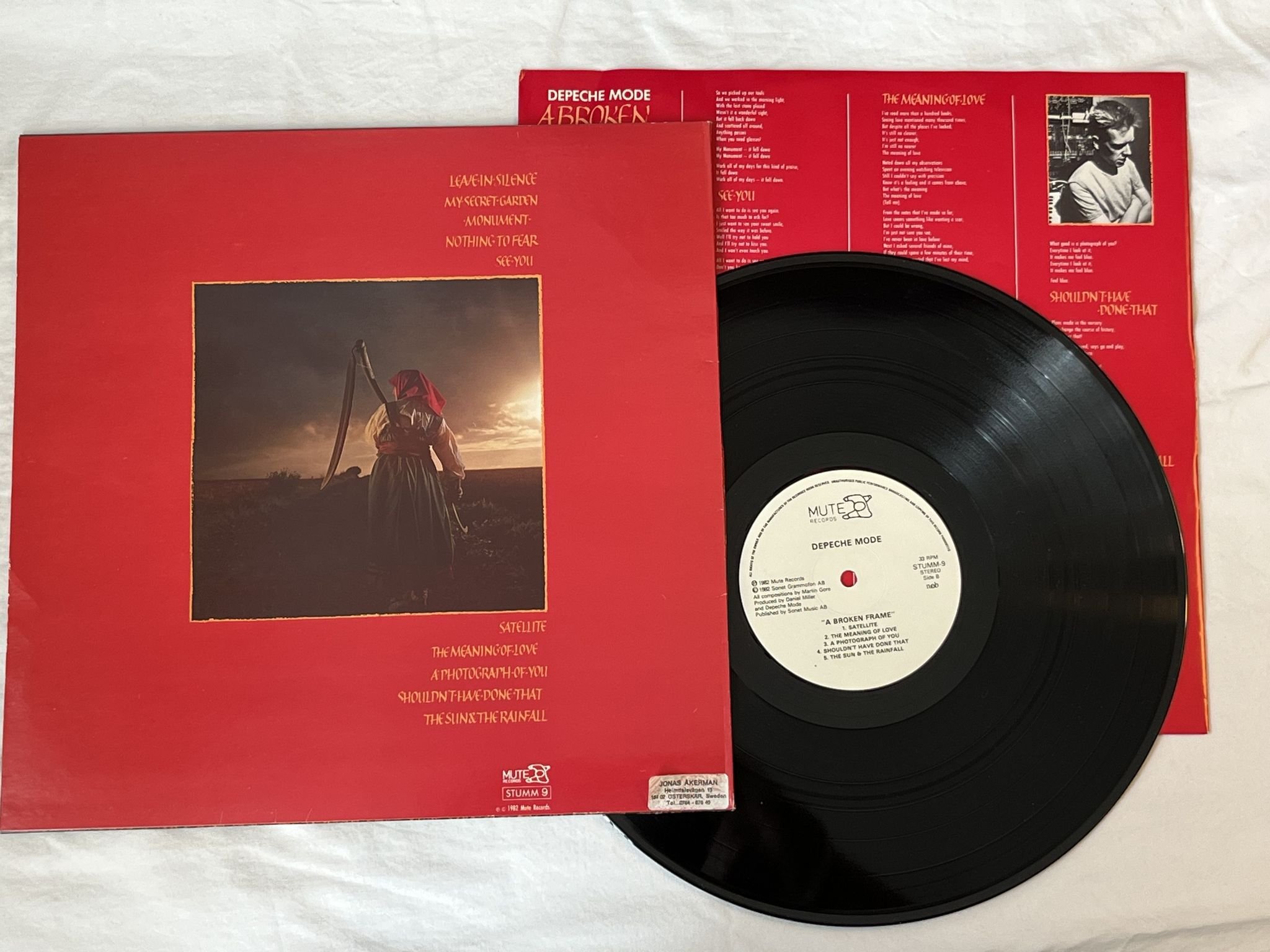 Omslagsbild för skivan DEPECHE MODE a broke frame LP -82 ncb MUTE STUMM 9