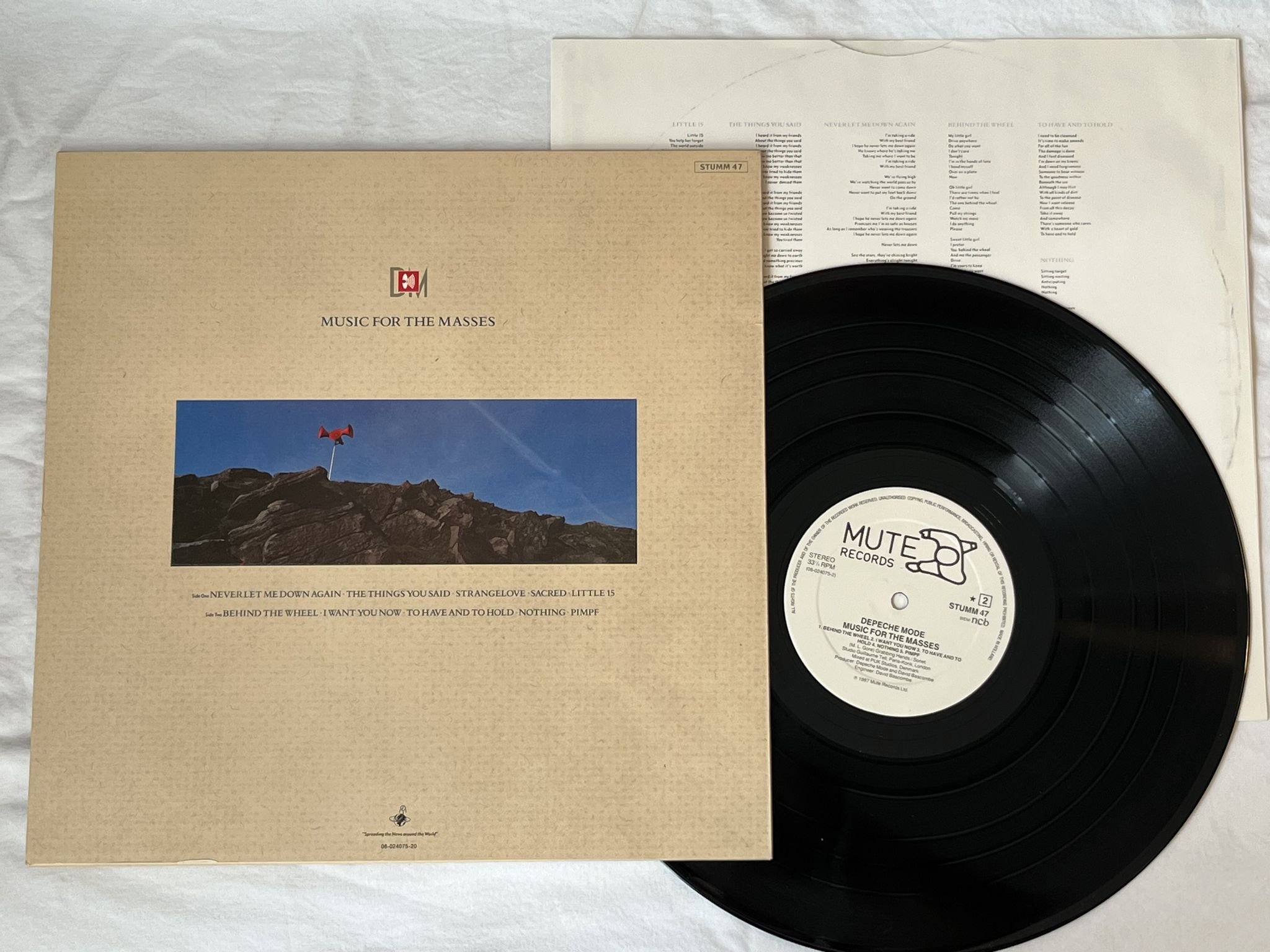 Omslagsbild för skivan DEPECHE MODE music for the masses LP -87 ncb MUTE STUMM 47