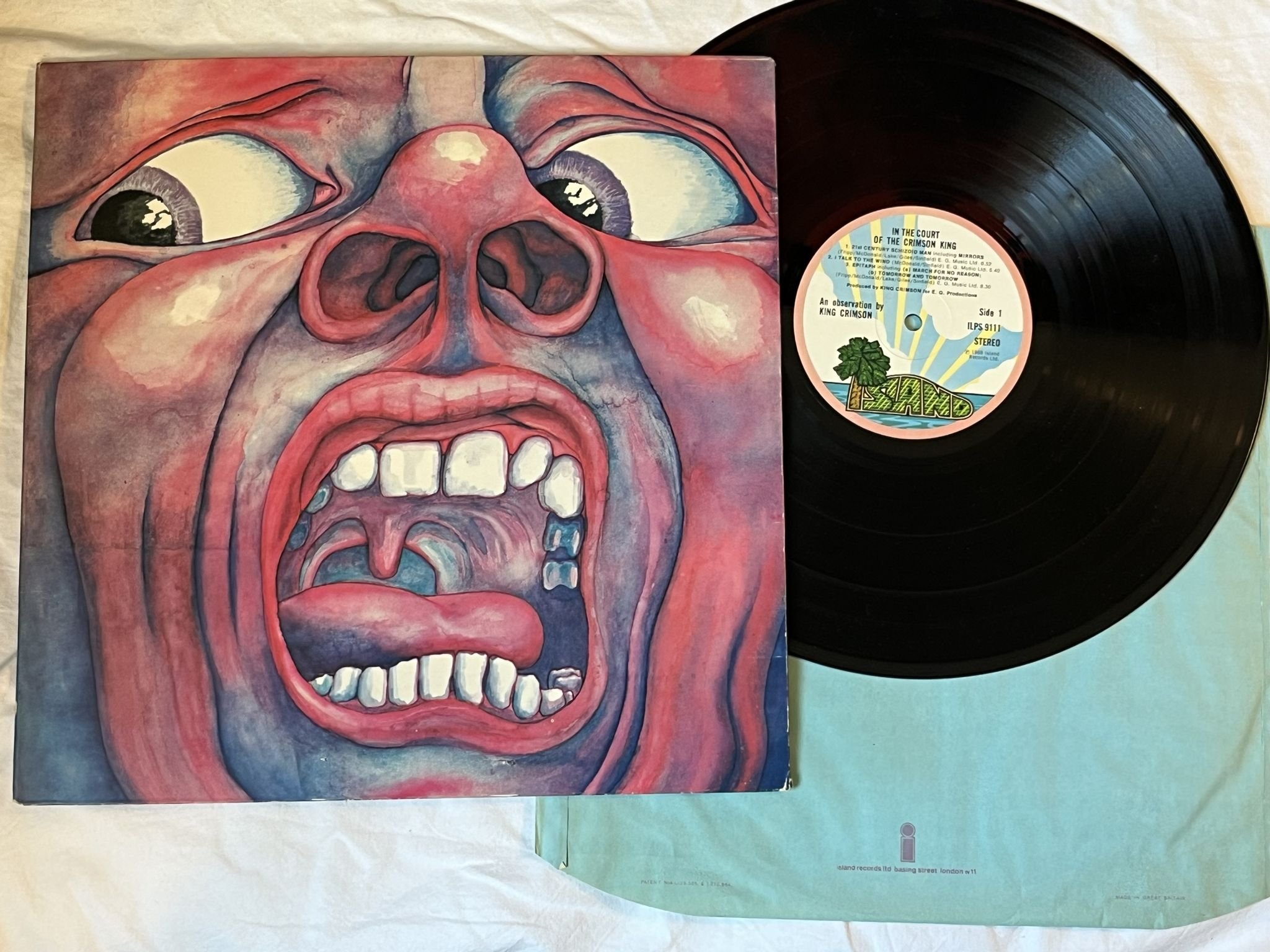 Omslagsbild för skivan KING CRIMSON in the court of Crimson King LP UK ISLAND pink rim ILPS 9111