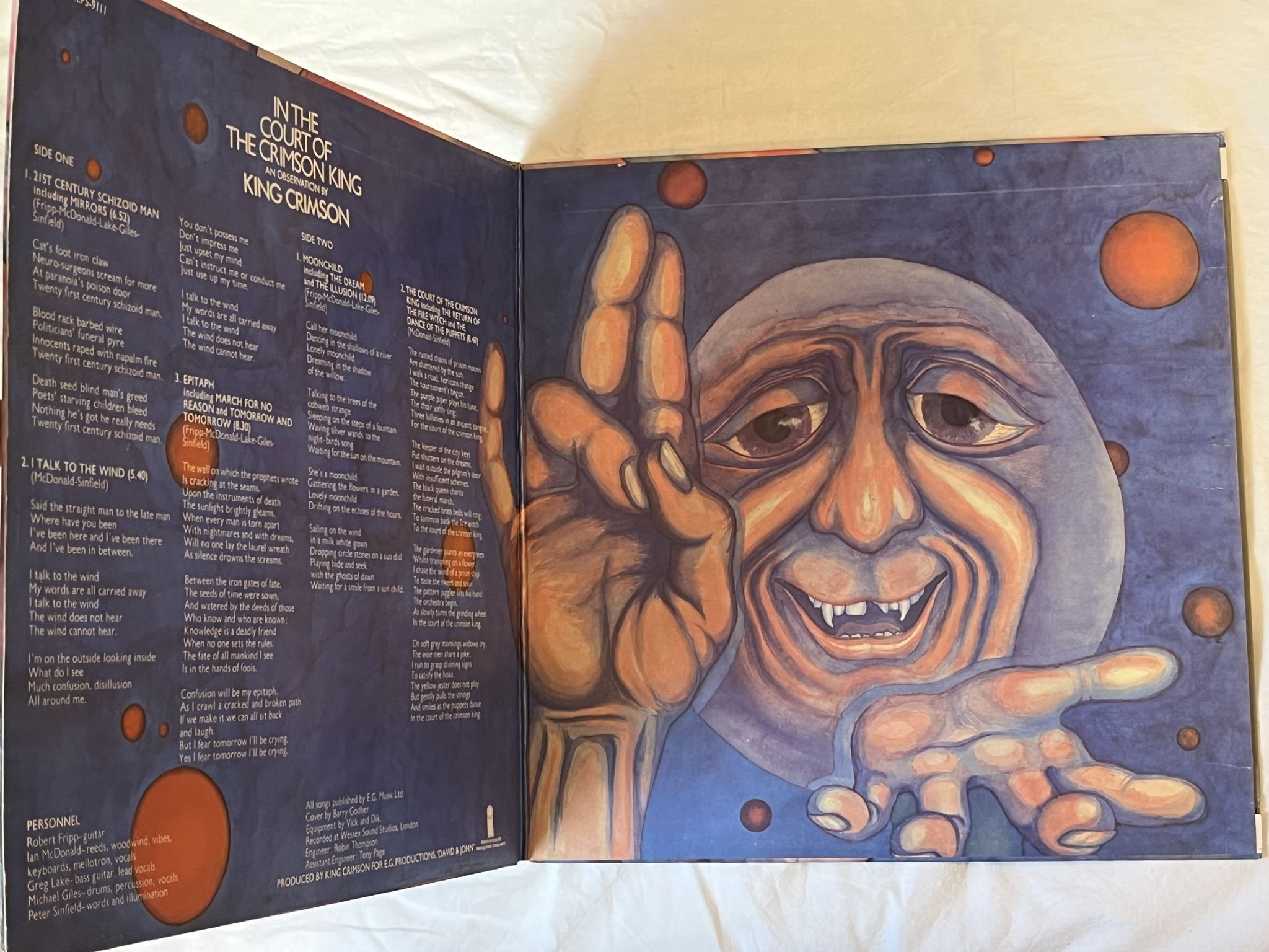 Omslagsbild för skivan KING CRIMSON in the court of Crimson King LP UK ISLAND pink rim ILPS 9111