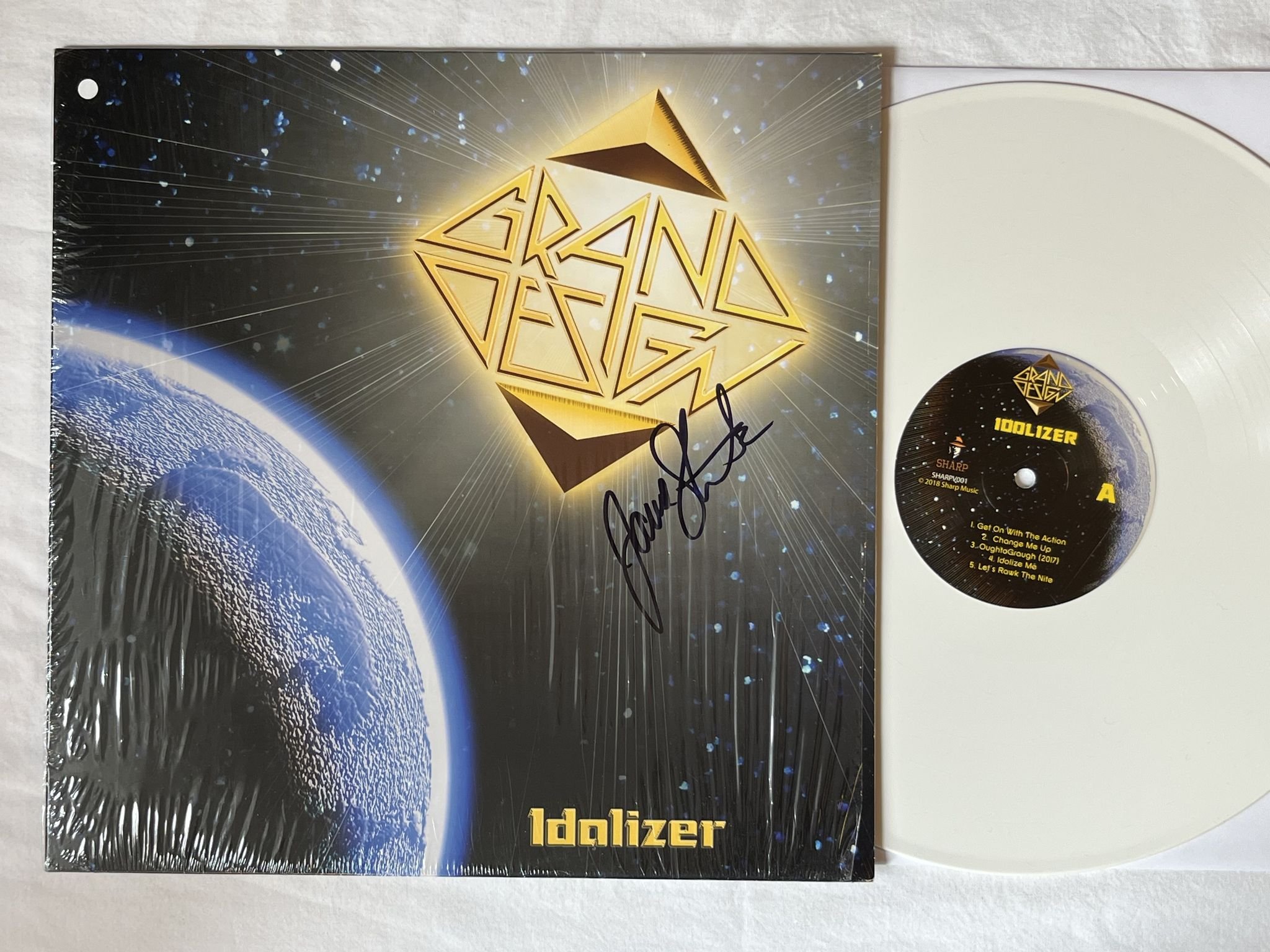 Omslagsbild för skivan GRAND DESIGN idolizer LP 2018 SHARP MUSIC SHARPV001 ** Signed by J Stark **