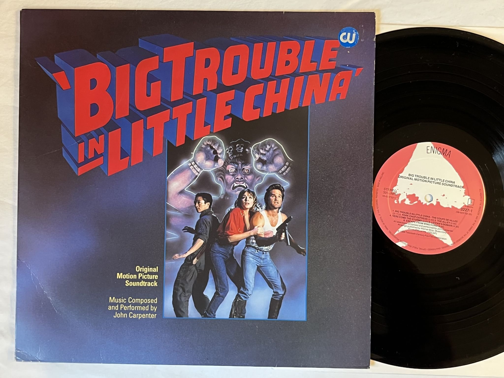 Omslagsbild för skivan JOHN CARPENTER big trouble in litlle China LP -86 ENIGMA EUROPE 3227-1