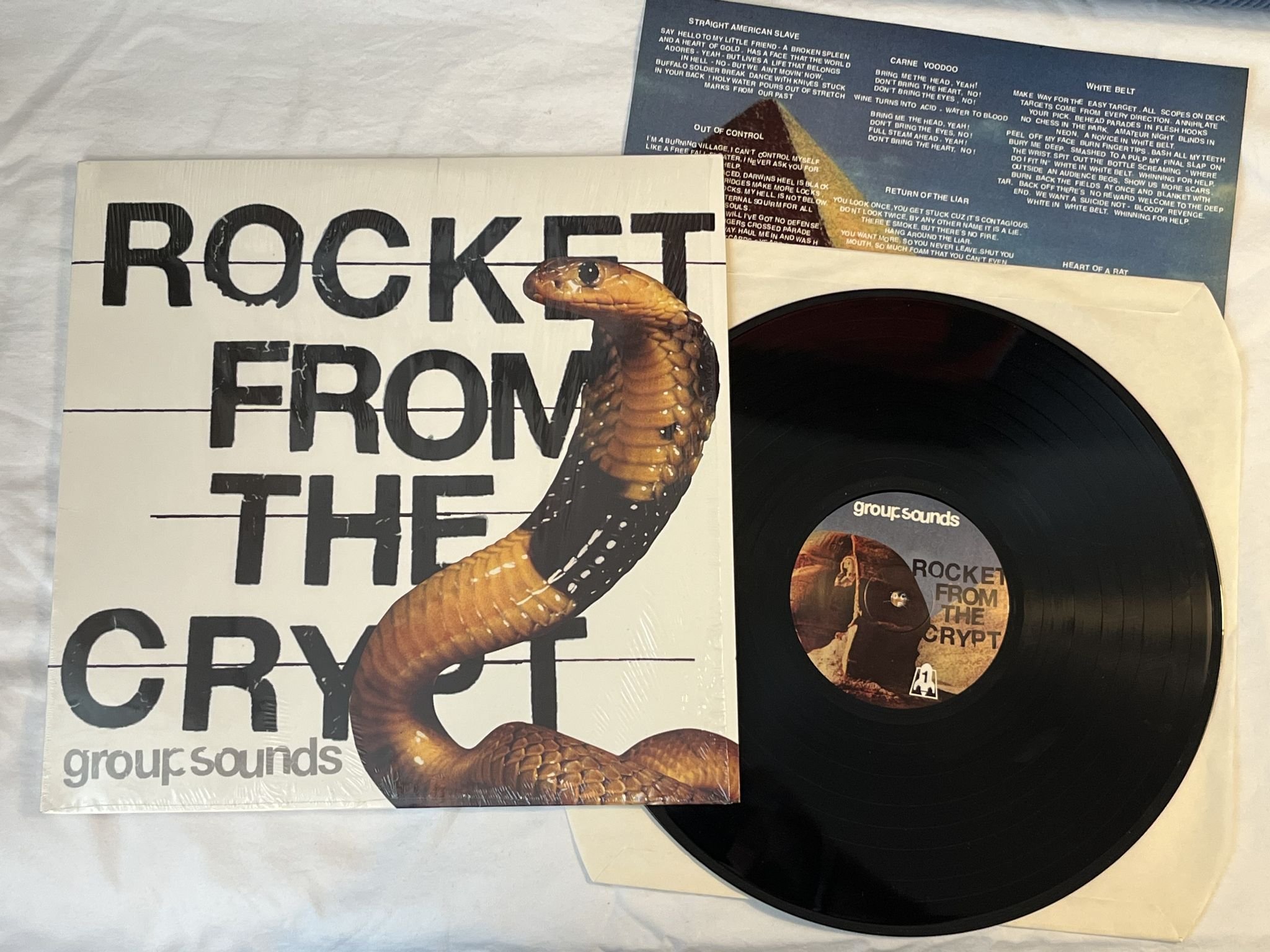 Omslagsbild för skivan ROCKET FROM THE CRYPT Group Sounds LP 2001 US vagrant vr352