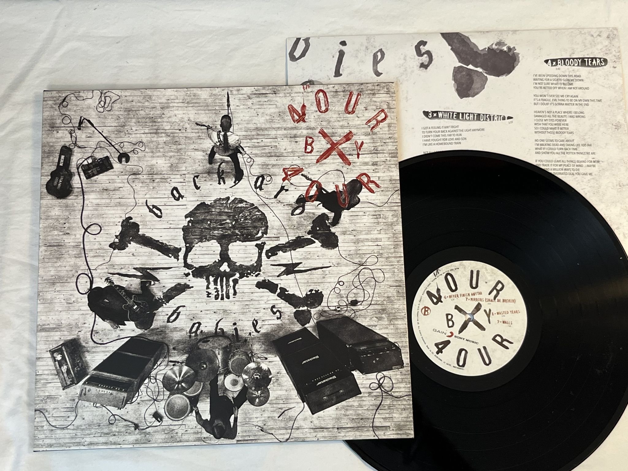 Omslagsbild för skivan BACKYARD BABIES Four By Four LP 2015 SONY MUSIC 88875080641