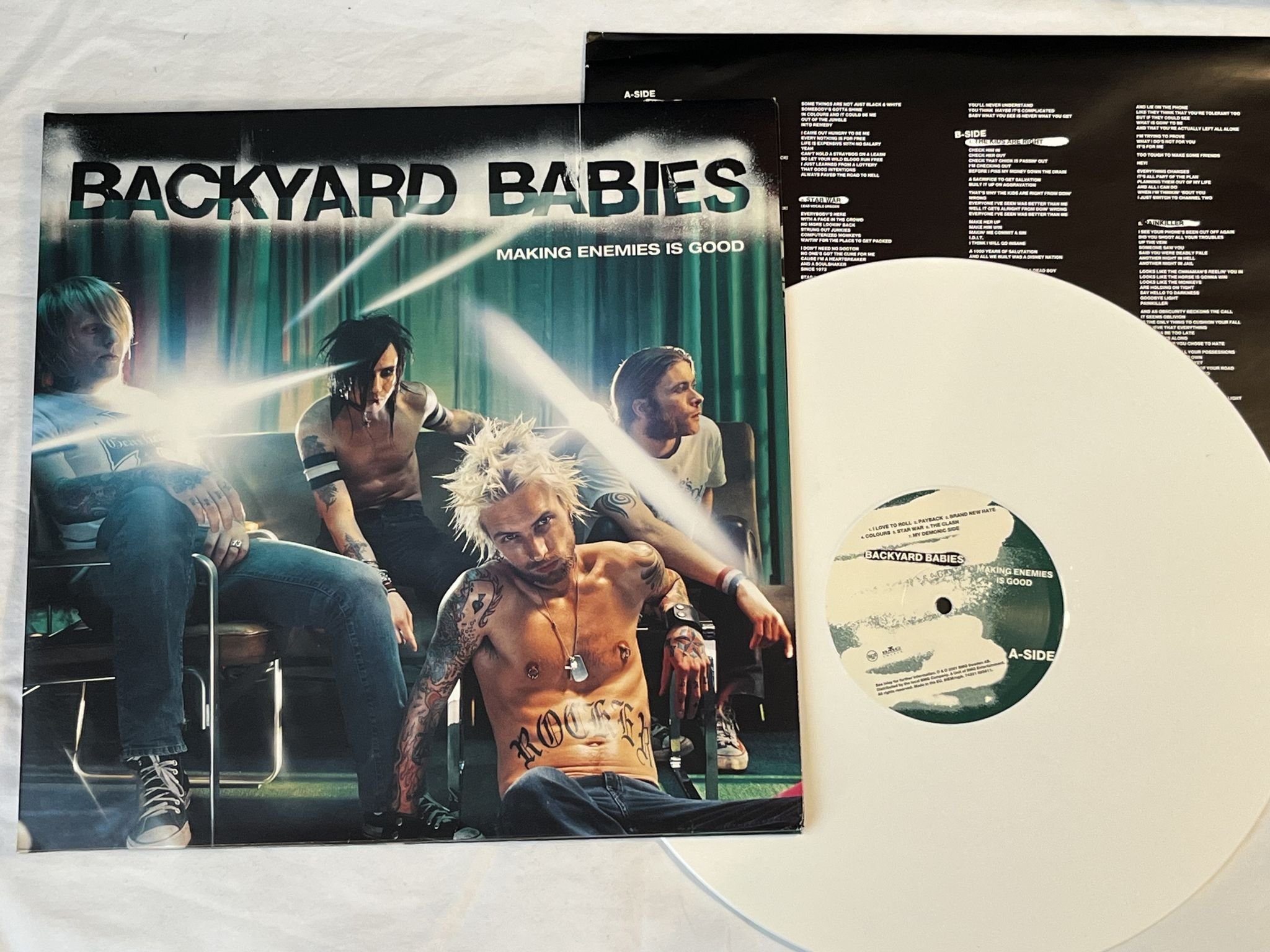Omslagsbild för skivan BACKYARD BABIES Making Enemies Is Good LP 2001 RCA 74321 855611 ** WHITE **
