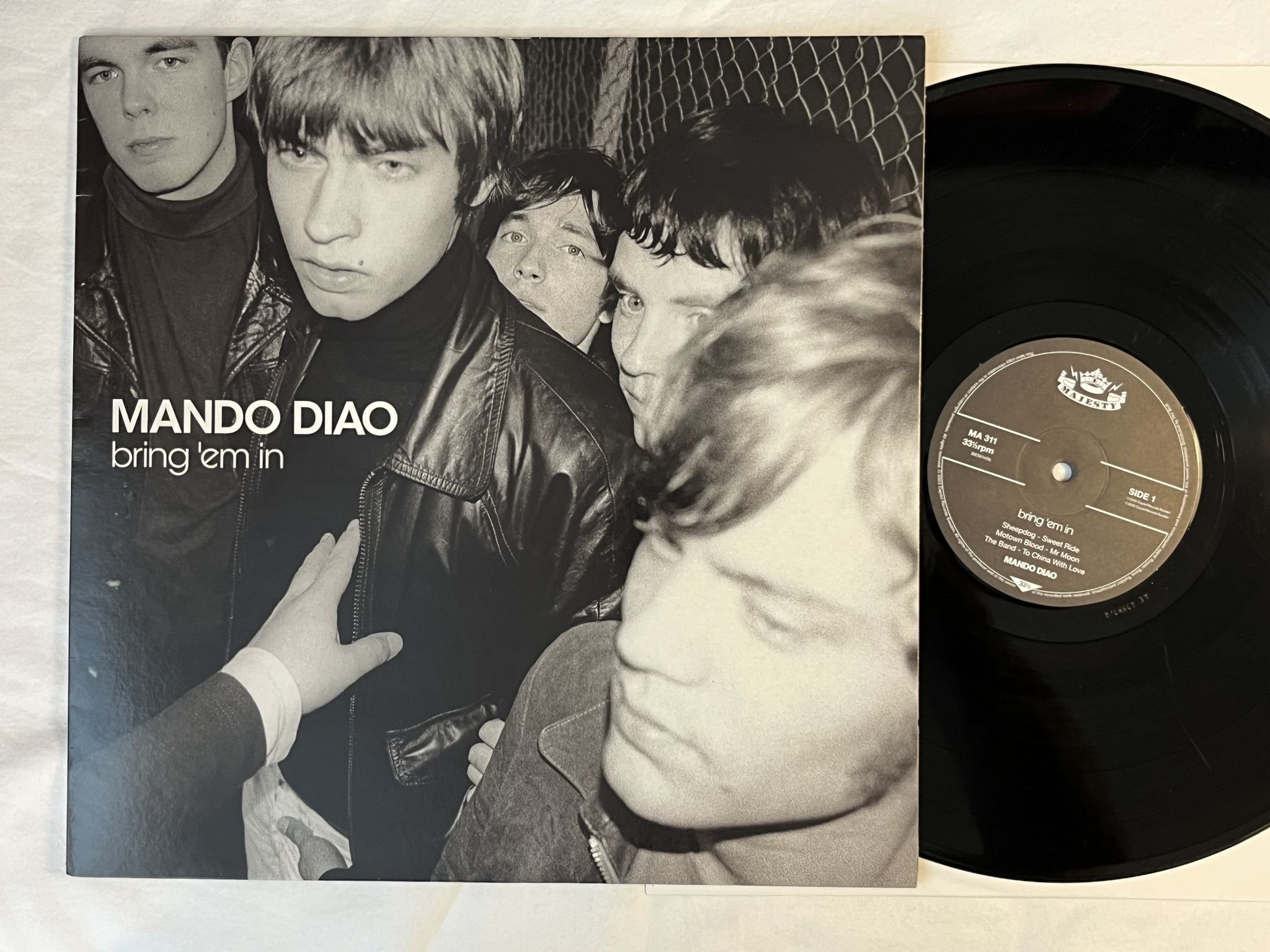 Omslagsbild för skivan MANDO DIAO Bring 'Em In LP 2002 Swe MAJESTY MA 311