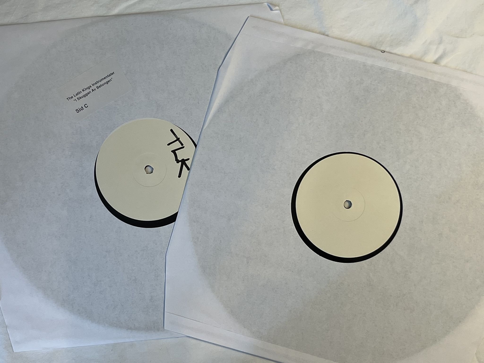 Omslagsbild för skivan THE LATIN KINGS i skuggan av betongen (Instrumentaler) 2xLP -97 *** MEGA RARE **