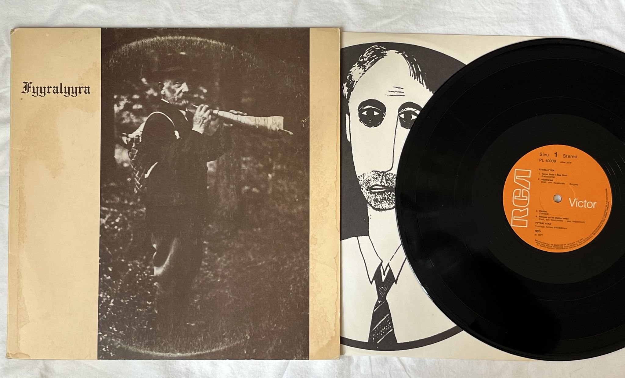 Omslagsbild för skivan FYYRALYYRA s/t LP -77 Finland RCA Victor PL 40039 *** RARE FOLK ROCK ***