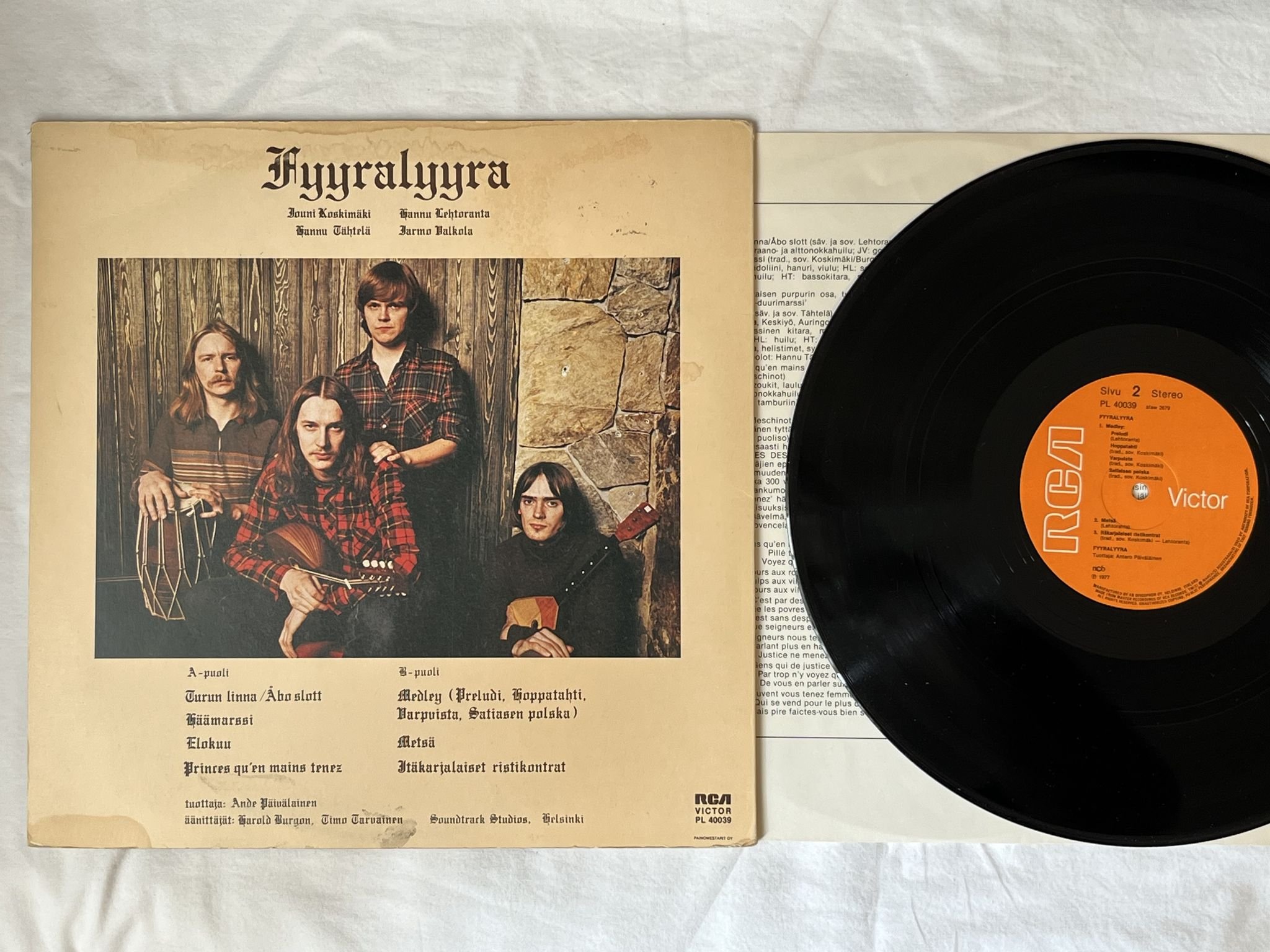 Omslagsbild för skivan FYYRALYYRA s/t LP -77 Finland RCA Victor PL 40039 *** RARE FOLK ROCK ***