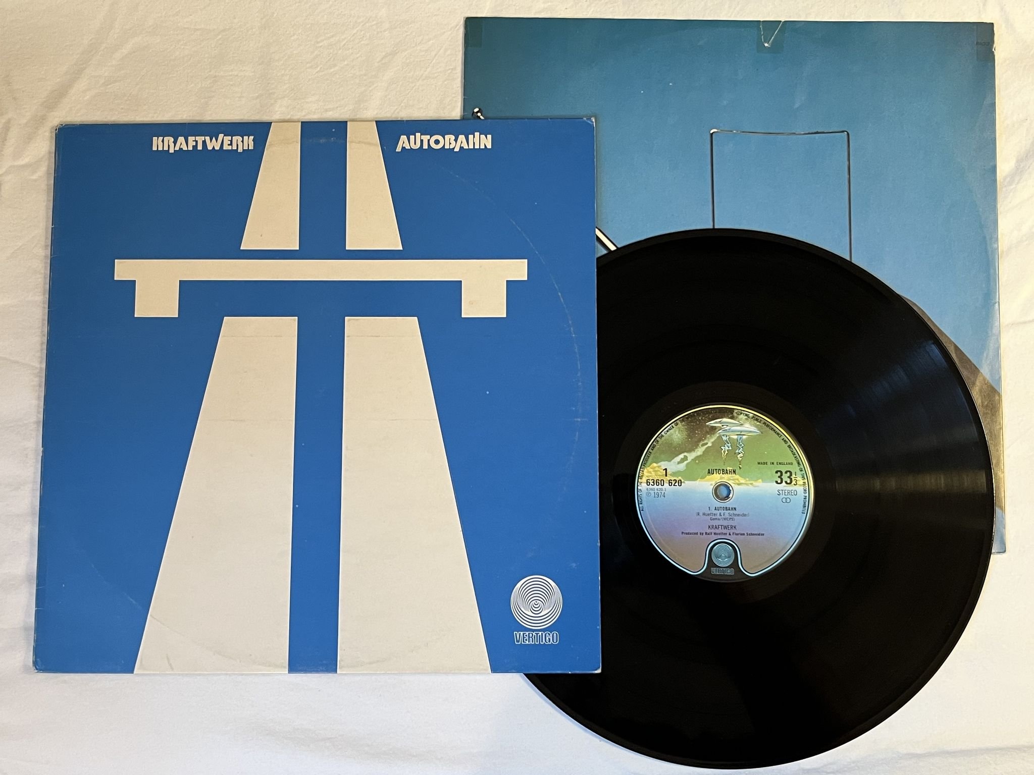 Omslagsbild för skivan KRAFTWERK autobahn LP -75 UK VERTIGO 6360 620 *** EMBOSSED COVER ***