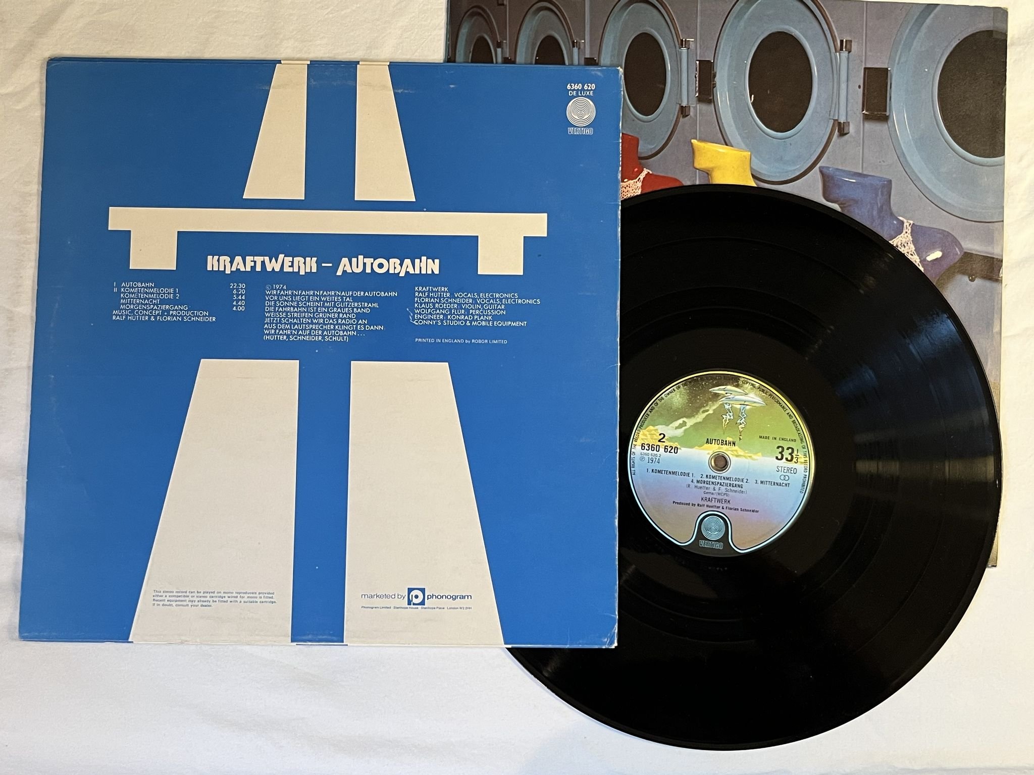 Omslagsbild för skivan KRAFTWERK autobahn LP -75 UK VERTIGO 6360 620 *** EMBOSSED COVER ***