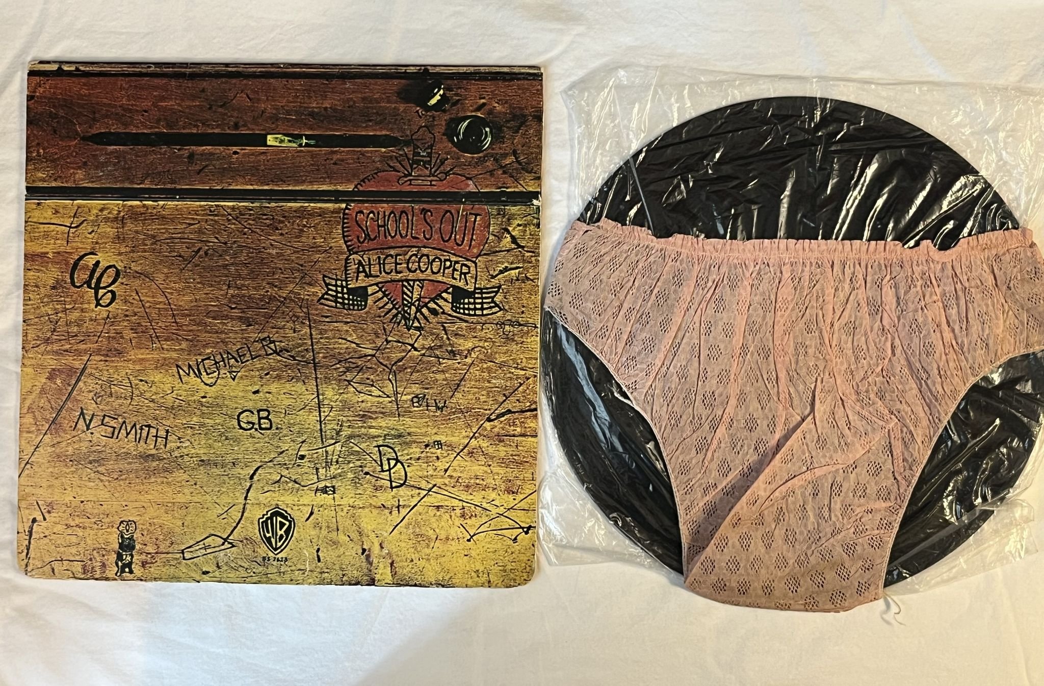 Omslagsbild för skivan ALICE COOPER School's out LP -72 US WARNER BROS BS 2623 *** PINK PANTIES ***