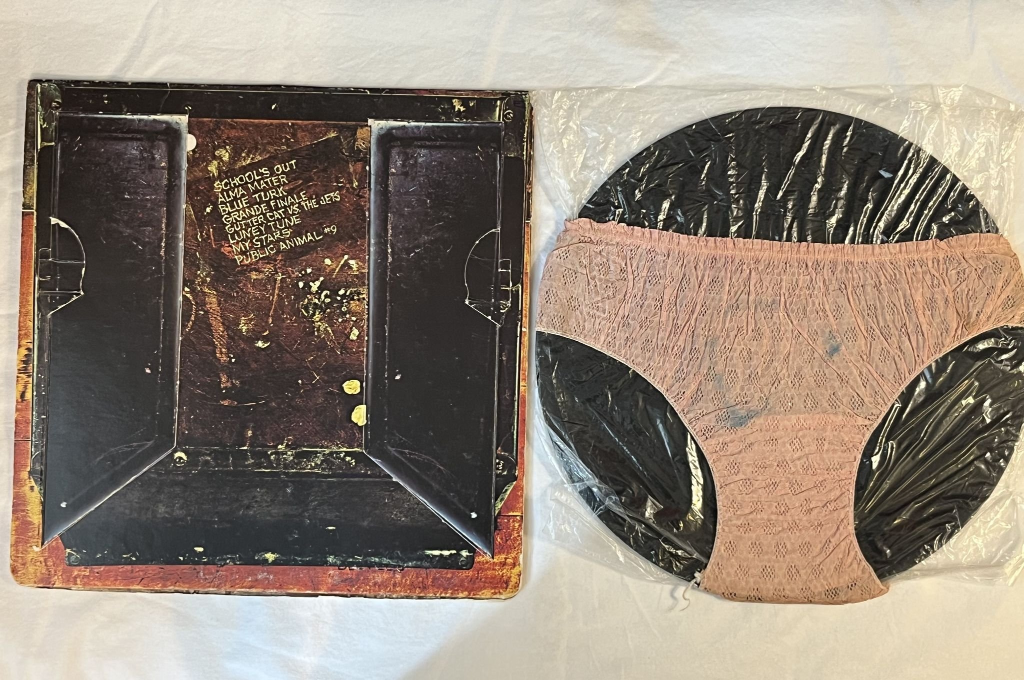 Omslagsbild för skivan ALICE COOPER School's out LP -72 US WARNER BROS BS 2623 *** PINK PANTIES ***