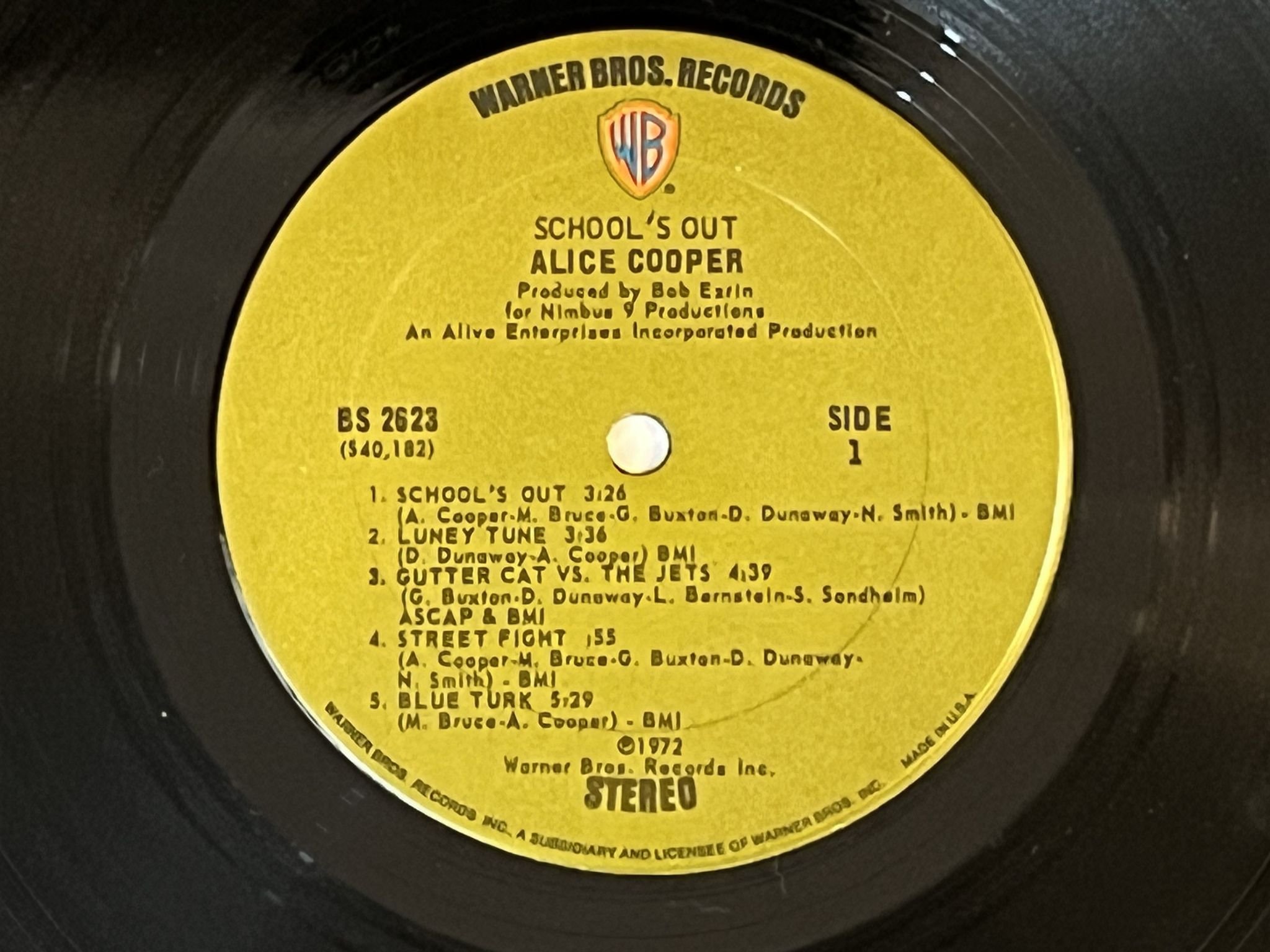 Omslagsbild för skivan ALICE COOPER School's out LP -72 US WARNER BROS BS 2623 *** PINK PANTIES ***