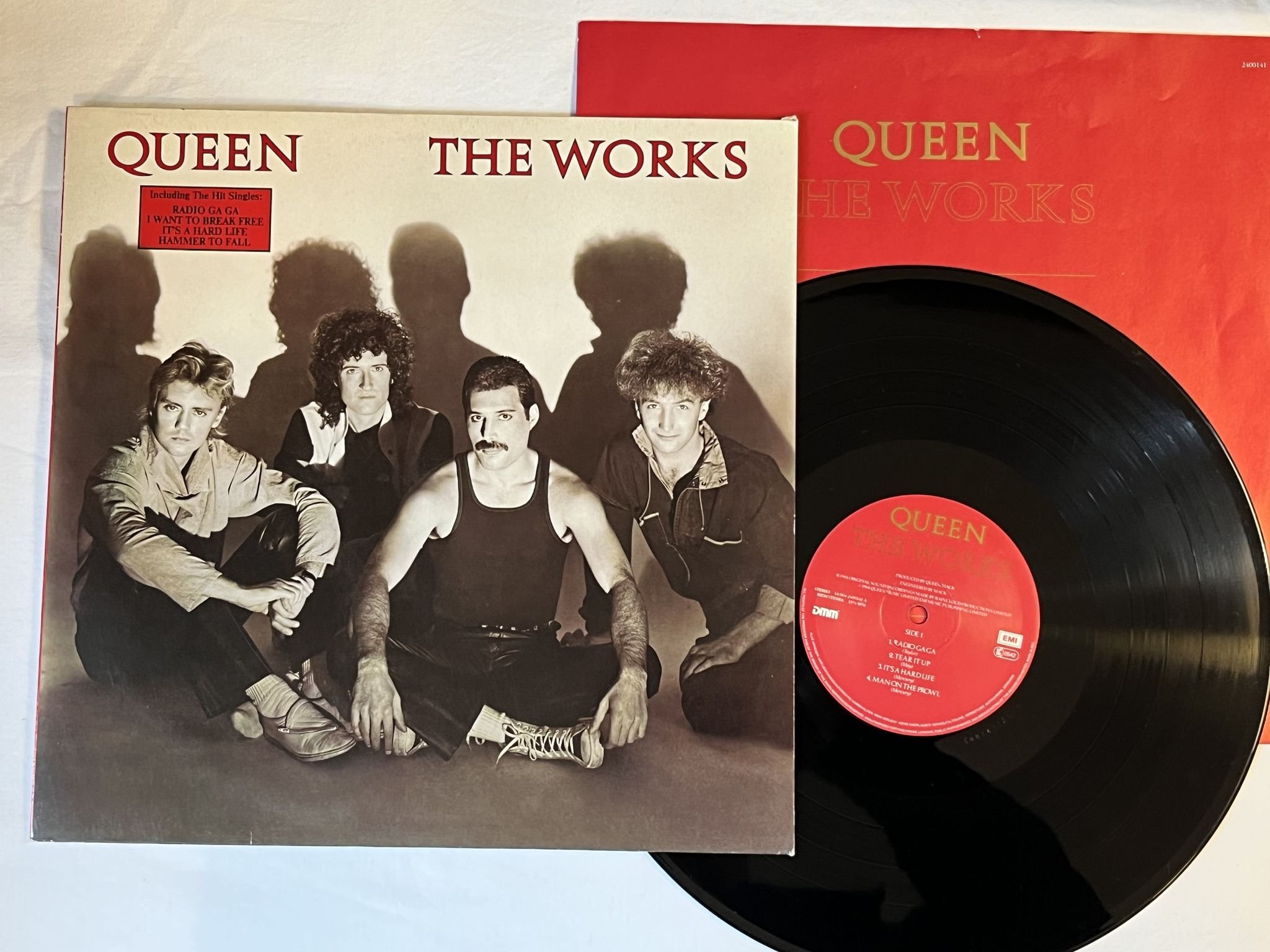 Omslagsbild för skivan QUEEN the works LP -84 Hol EMI 1A 064-2400141 DMM