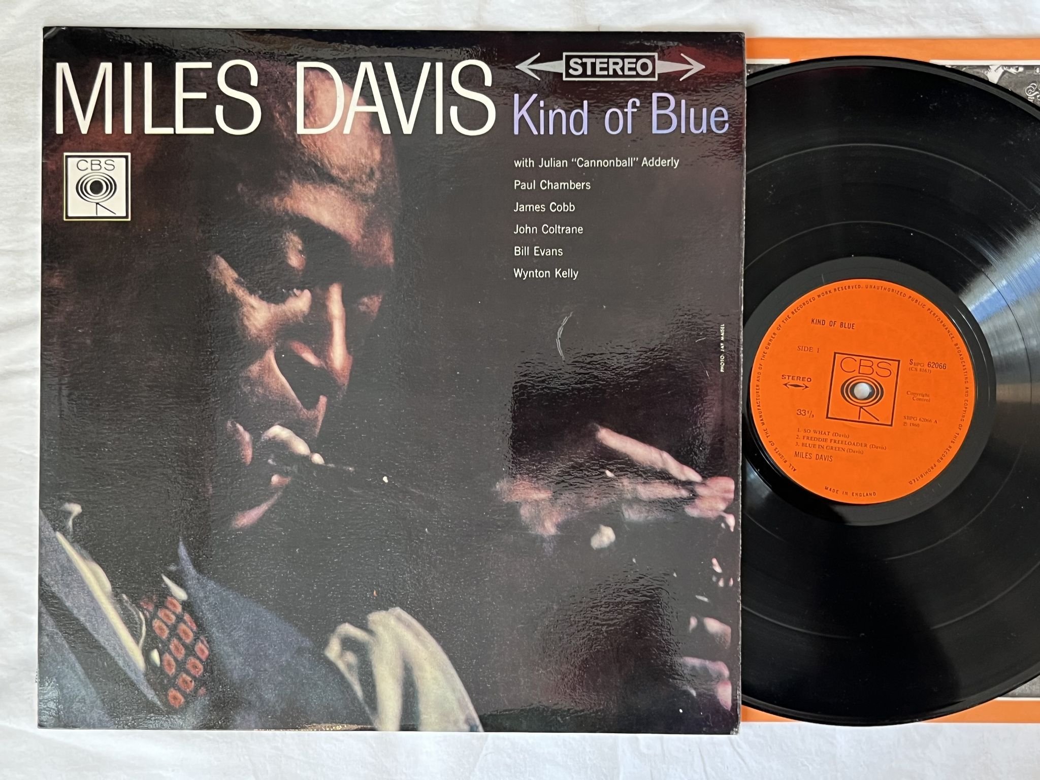 Omslagsbild för skivan MILES DAVIS kind of blue LP UK CBS SBPG 62066 *** 33 RPM *** CLASSIC ***