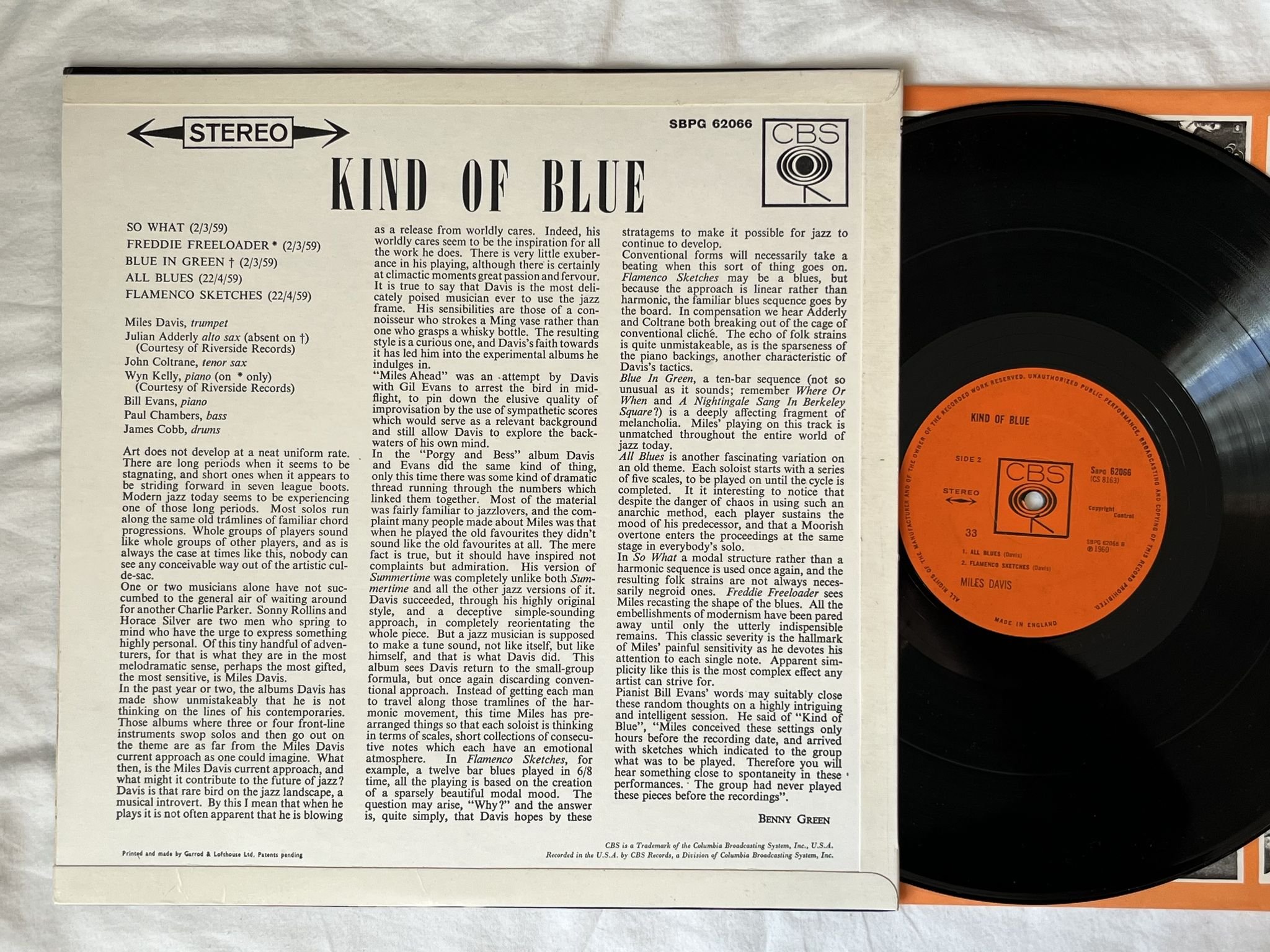 Omslagsbild för skivan MILES DAVIS kind of blue LP UK CBS SBPG 62066 *** 33 RPM *** CLASSIC ***