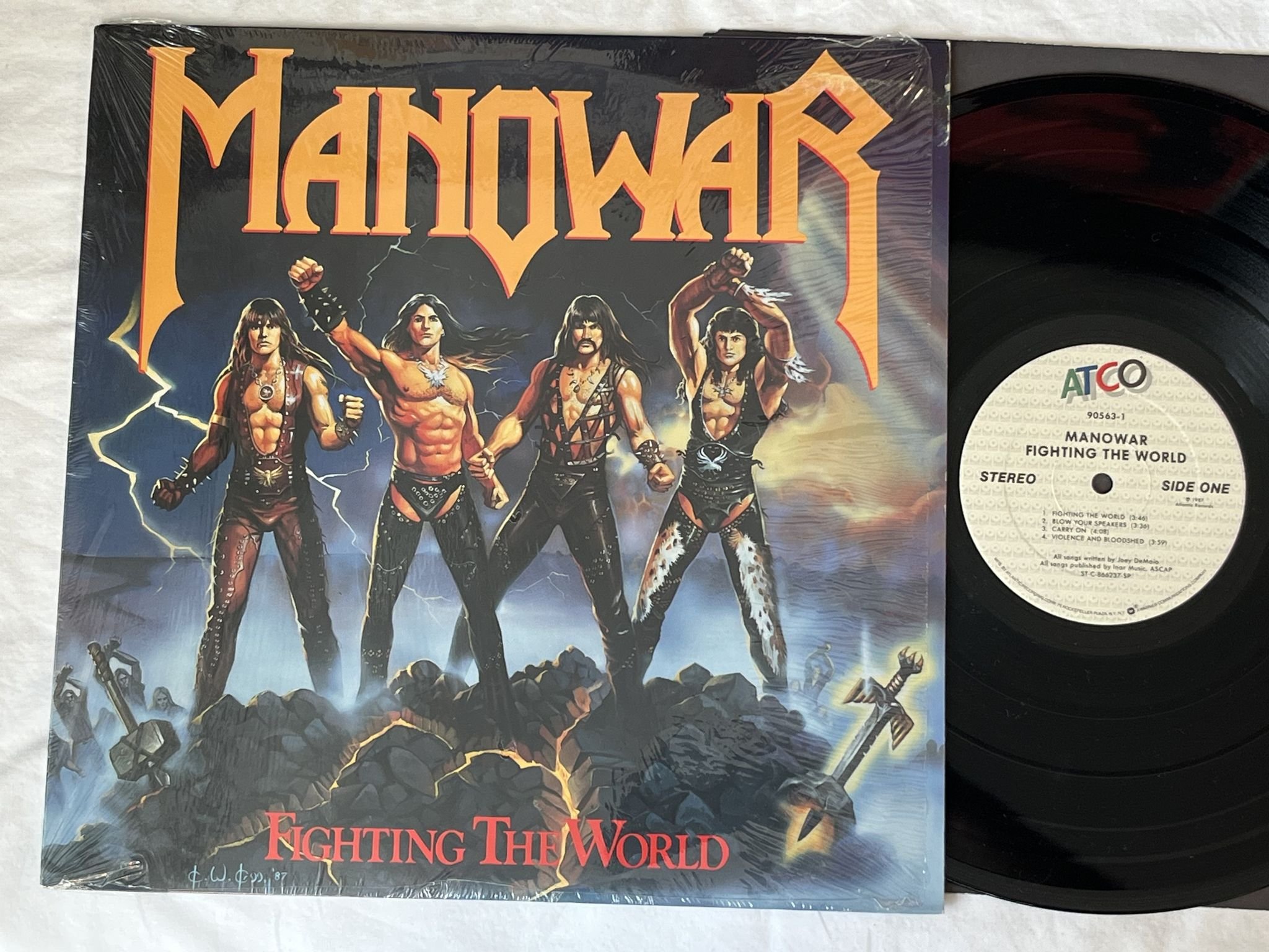 Omslagsbild för skivan MANOWAR Fighting The World LP -87 US ATCO 90563-1