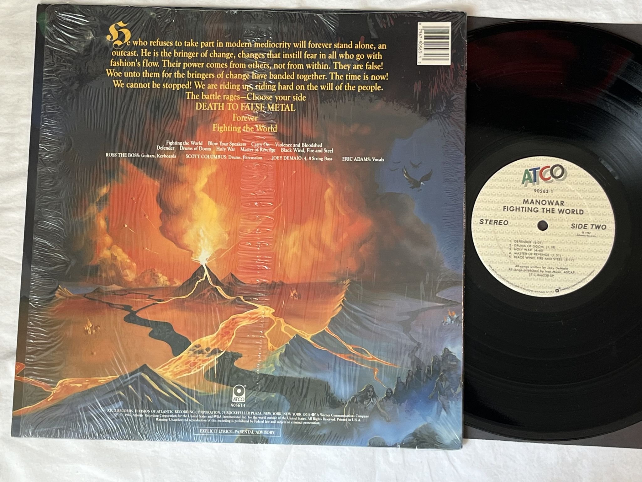 Omslagsbild för skivan MANOWAR Fighting The World LP -87 US ATCO 90563-1