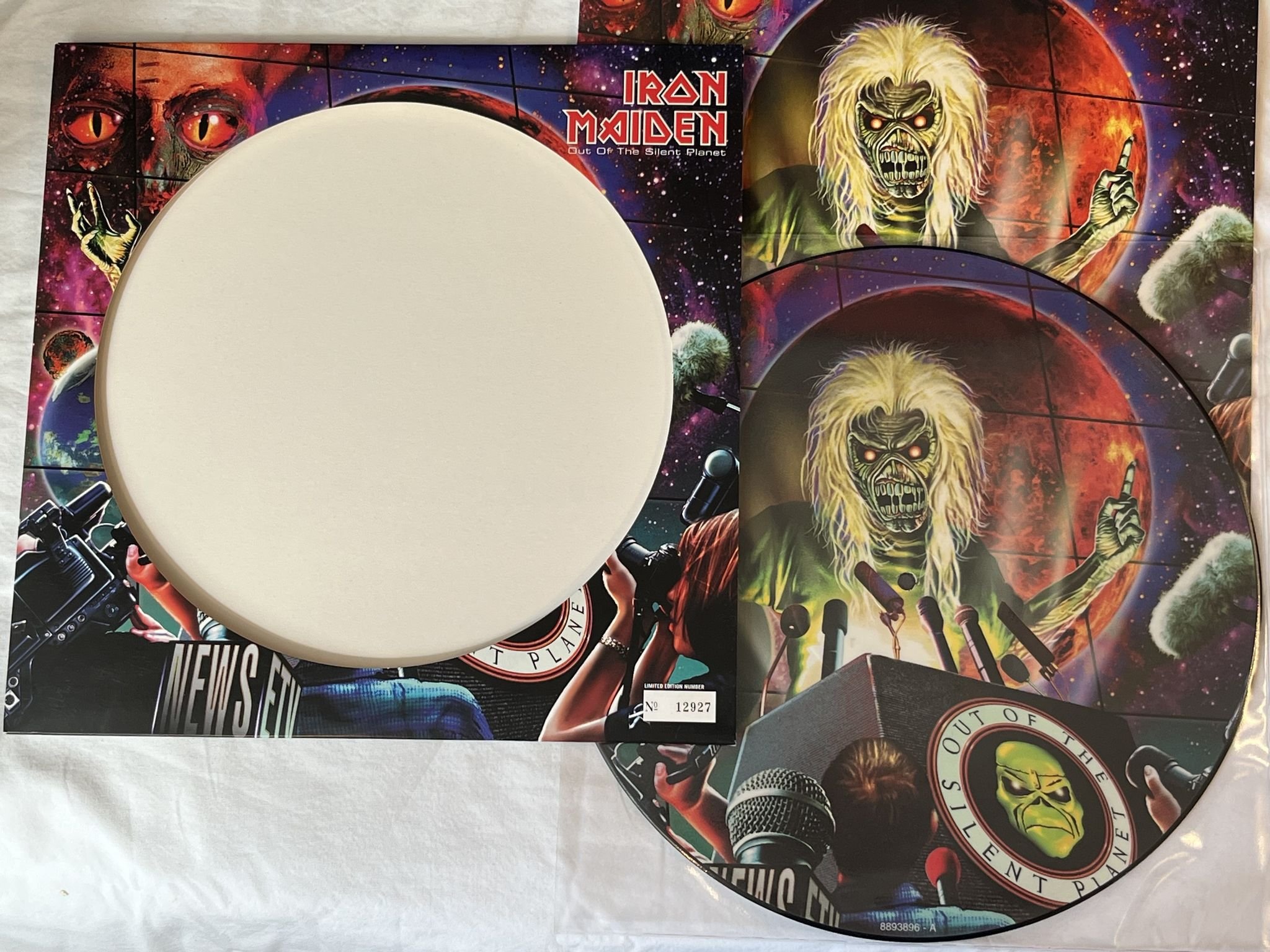 Omslagsbild för skivan IRON MAIDEN Out Of The Silent Planet 12" 2000 Picture Disc EMI 12EM 576